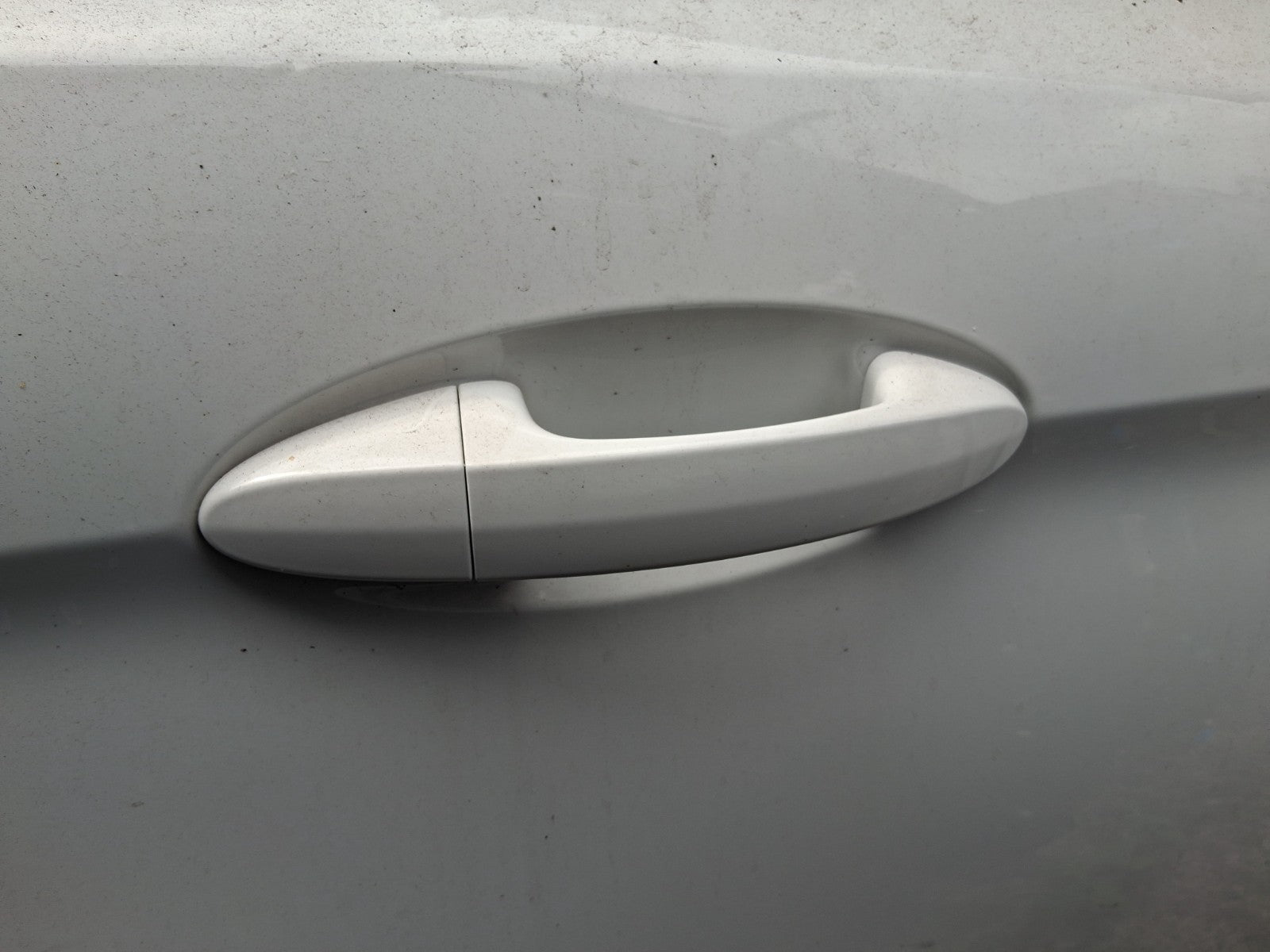 2018 FORD KA + PLUS MK3 HATCHBACK OSR DRIVER SIDE REAR DOOR HANDLE WHITE