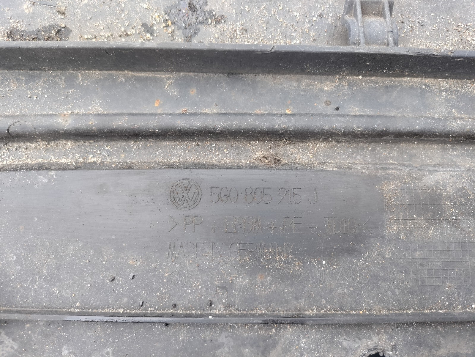 VW VOLKSWAGEN GOLF MK7 2017 FRONT BUMPER LOWER TRIM 5G0805915J