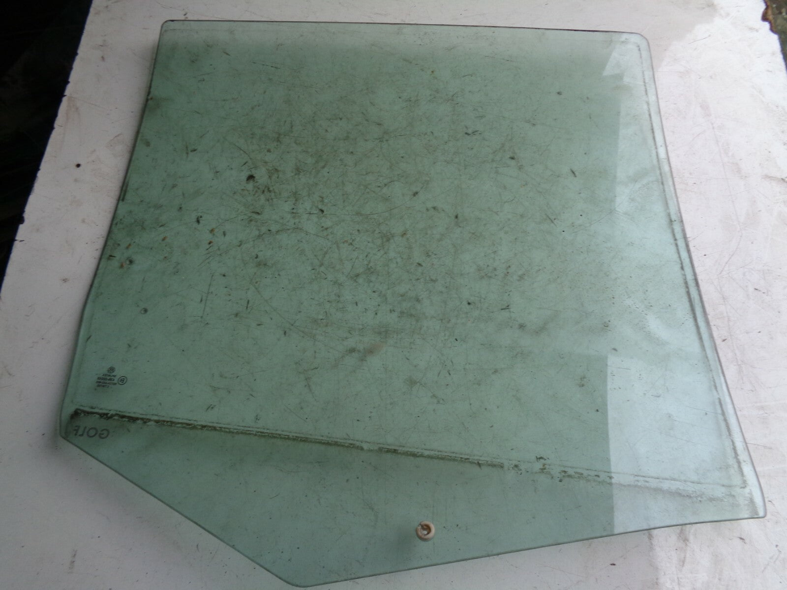 VW VOLKSWAGEN GOLF MK4  NS PASSENGER SIDE REAR WINDOW GLASS