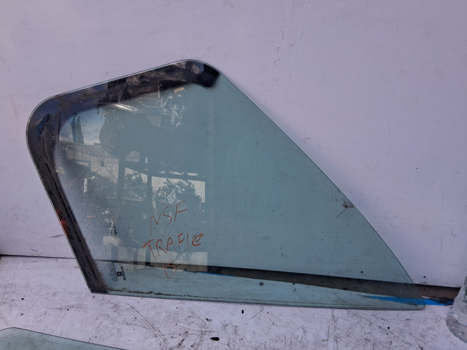 2015 RENAULT TRAFIC B X82 MK2 NSF PASSENGER SIDE FRONT LEFT QUARTER WINDOW GLASS