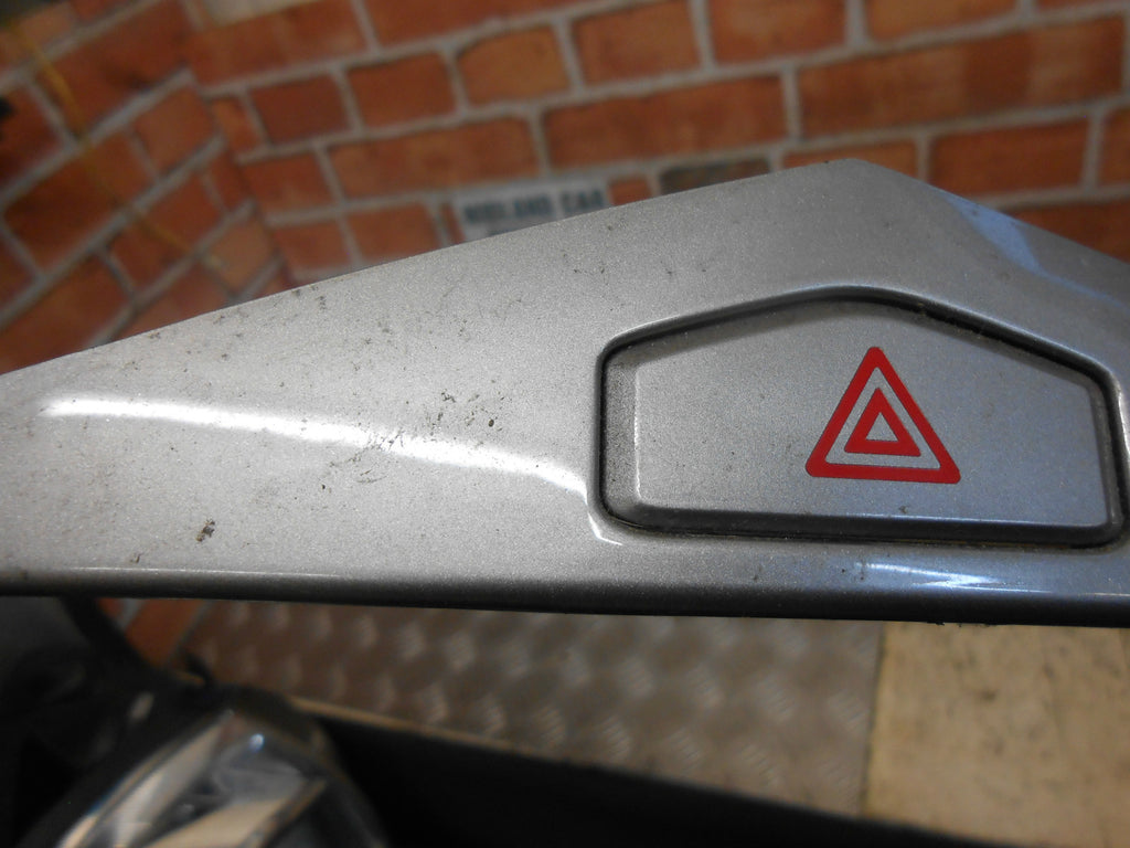 KIA CARENS MK2 2003 DASHBOARD STEREO SURROUND TRIM HAZARD SWITCH SILVER