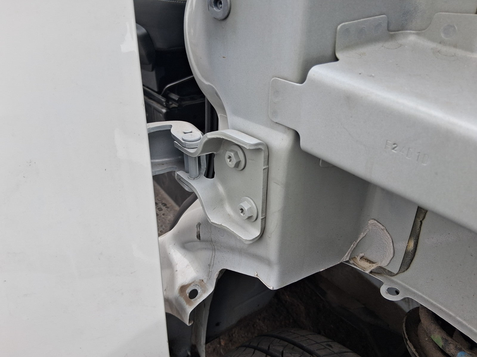 2024 RENAULT TRAFIC X82 MK3 OS DRIVER SIDE FRONT DOOR LOWER HINGE WHITE
