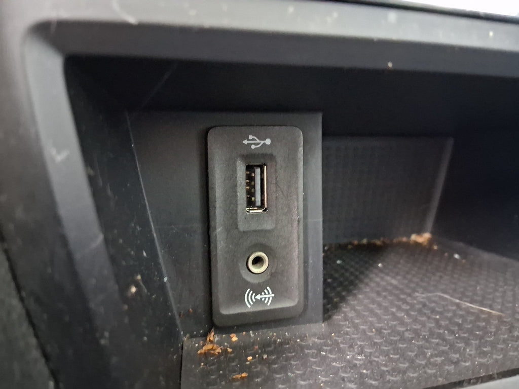 2015 SEAT LEON FR MK3 USB PORT AND AUX PORT SWITCH