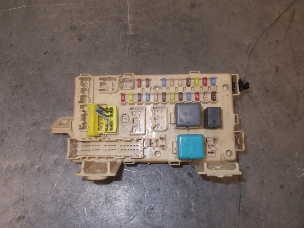TOYOTA AVENSIS T250 2007 MK2 FUSE BOX RELAY UNIT 8264105030A
