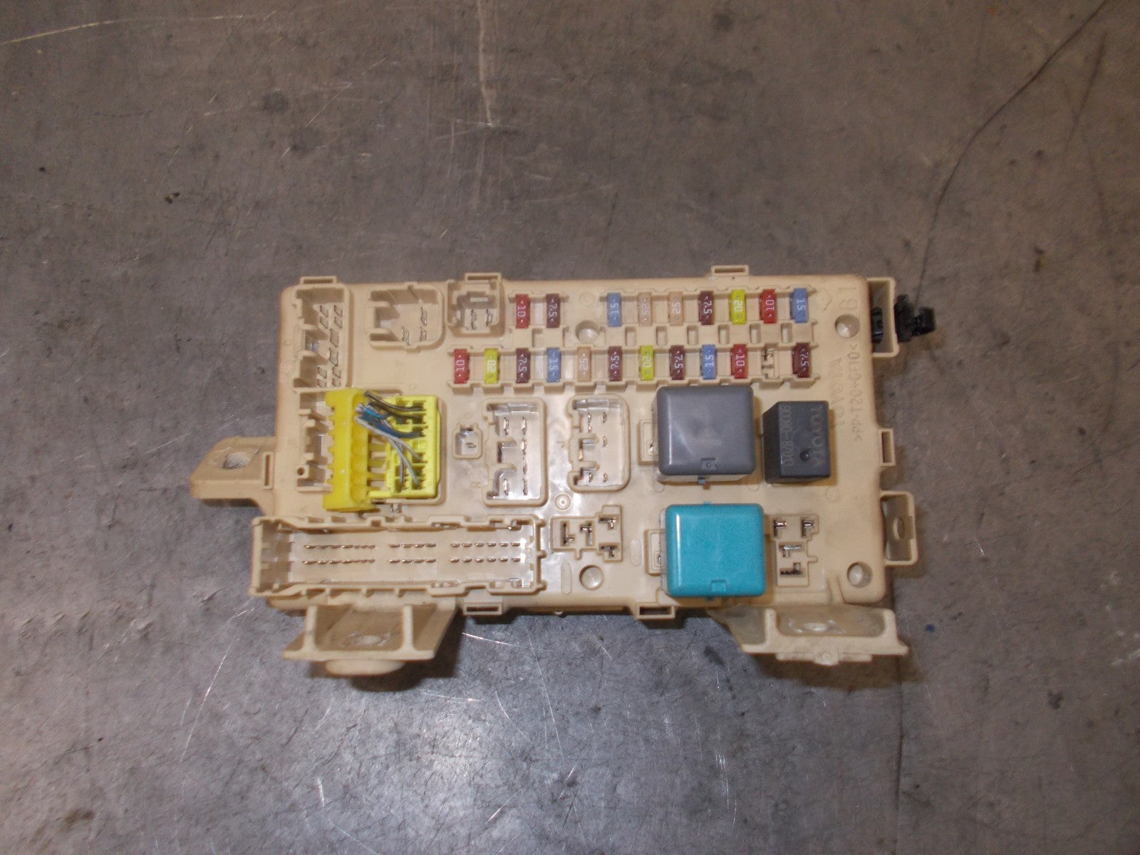 TOYOTA AVENSIS T250 2007 MK2 FUSE BOX RELAY UNIT 8264105030A
