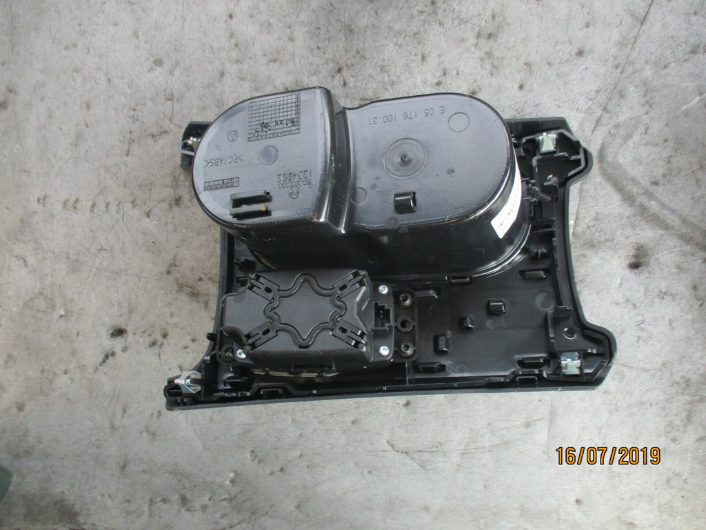 MERCEDES A CLASS W176 SAT NAV GUIDE CONTROL & CUP HOLDERS A1766800310