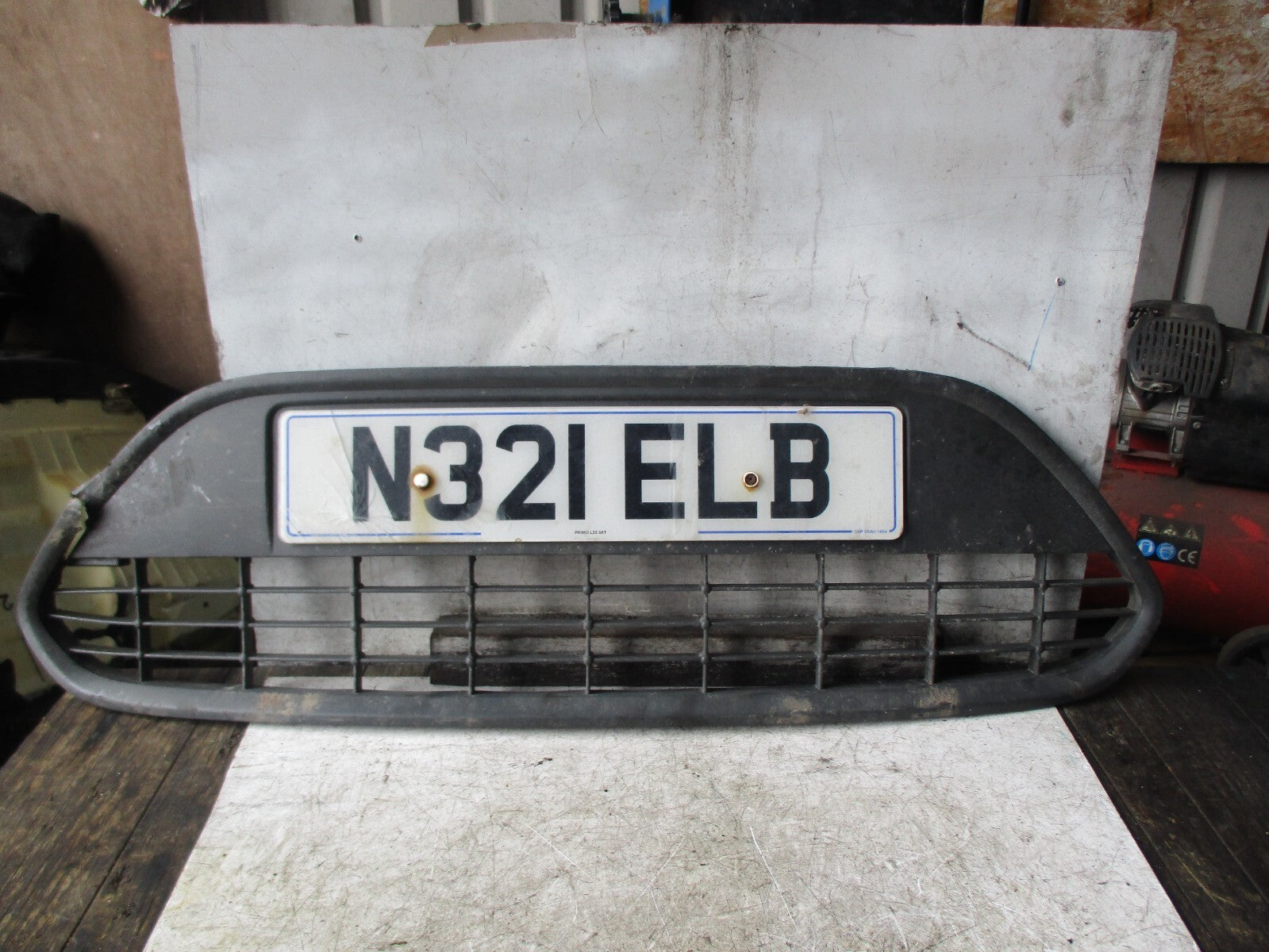 FORD FOCUS MK2 2010 FRONT BUMPER LOWER GRILL 8M5117B968