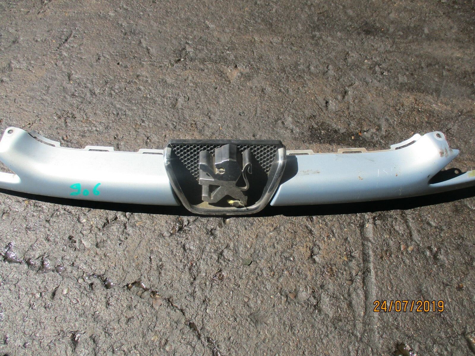 PEUGEOT 206 FRONT BUMPER GRILL & EMBLEM BADGE LIGHT BLUE 9628691277