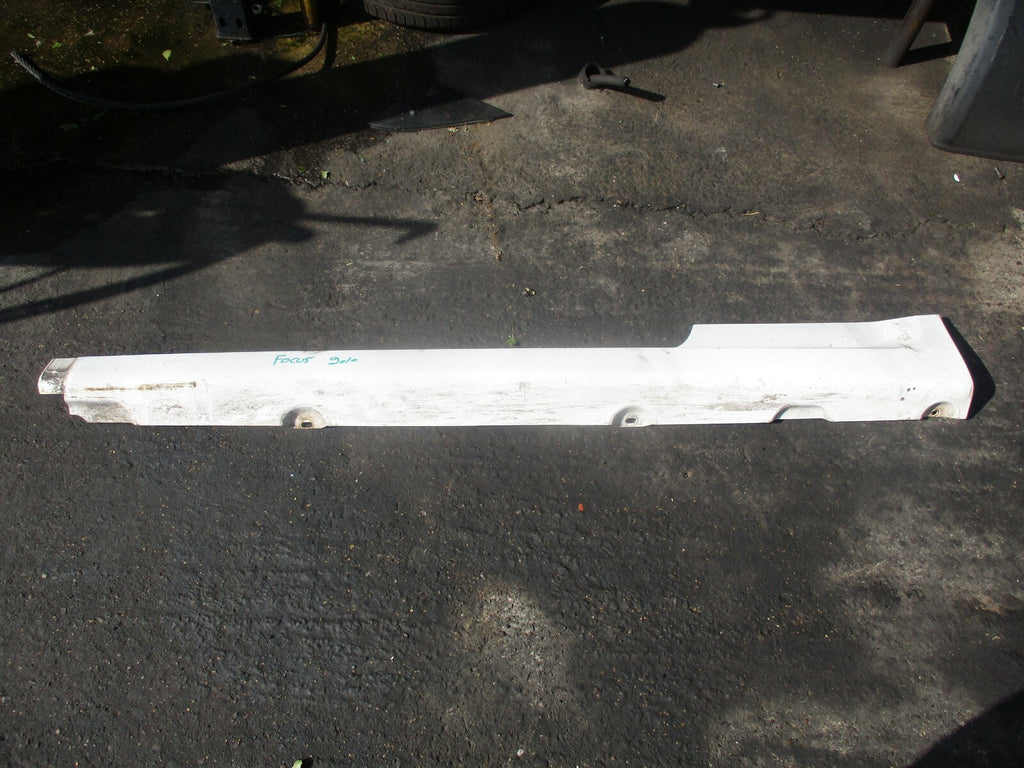 FORD FOCUS MK2 NS PASSENGER SIDE SKIRT WHITE