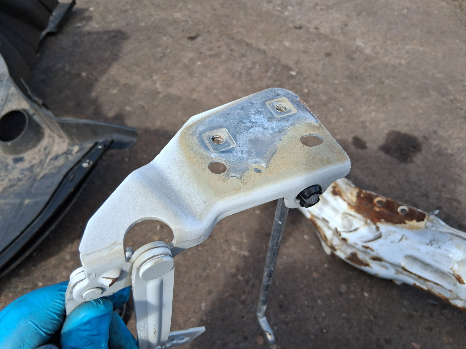 2020 MERCEDES BENZ SPRINTER W907 OSF DRIVER FRONT RIGHT BONNET HINGE A9108803100