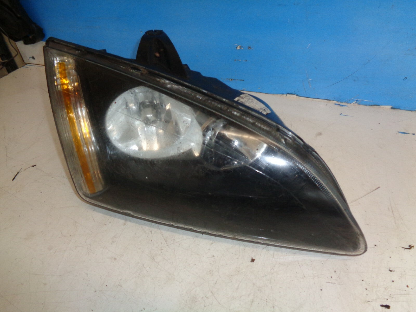FORD FOCUS MK2 05-07 OS DRIVER SIDE HEADLIGHT BLACK INSERT 4M5113W029KD