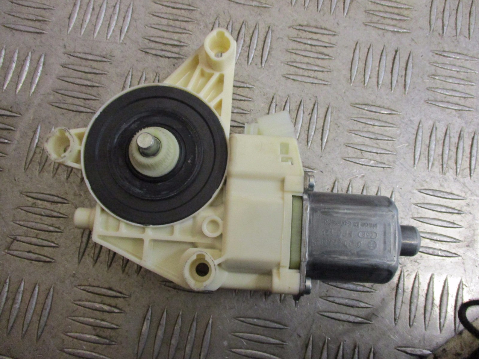 MERCEDES C CLASS S204 2013 C220 OSF DRIVER SIDE FRONT WINDOW MOTOR A2048200242