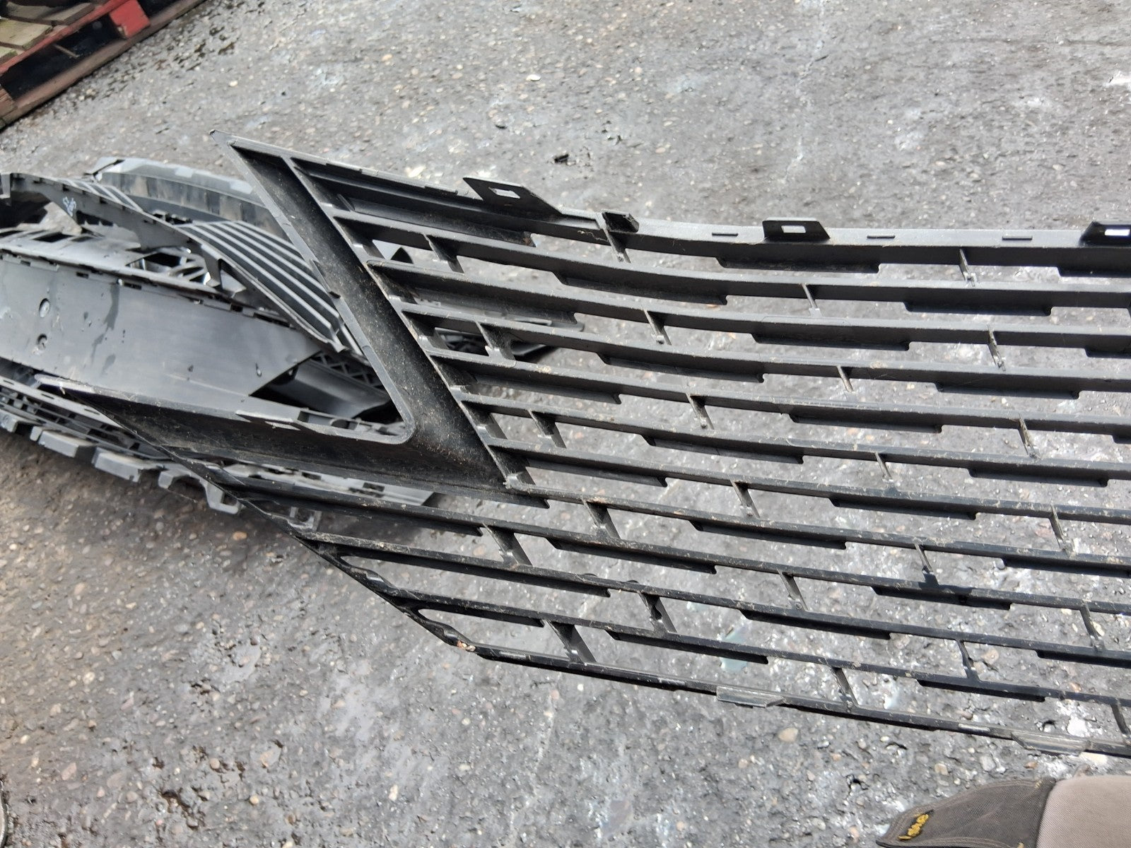 2023 PEUGEOT 5008 MK2 FRONT RADIATOR BADGE UPPER GRILL