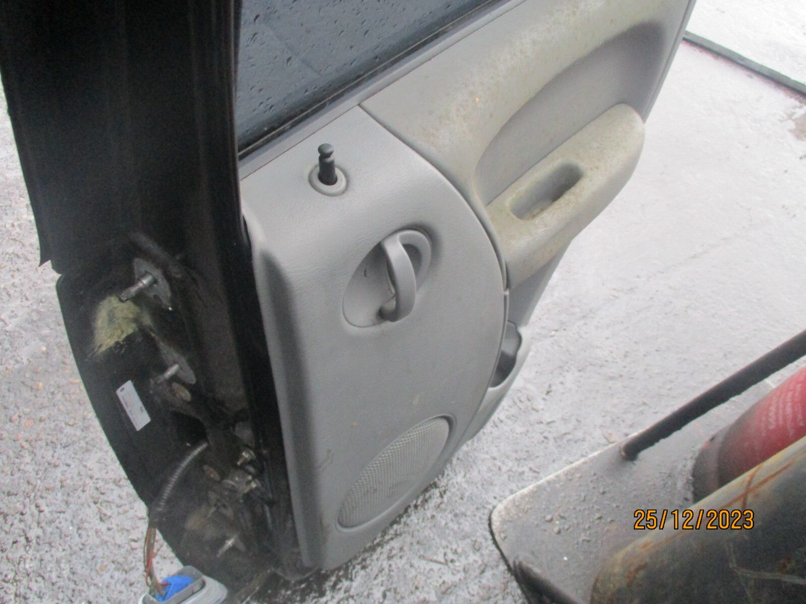 2006 JEEP CHEROKEE MK3 OSR DRIVER SIDE REAR COMPLETE DOOR BLACK