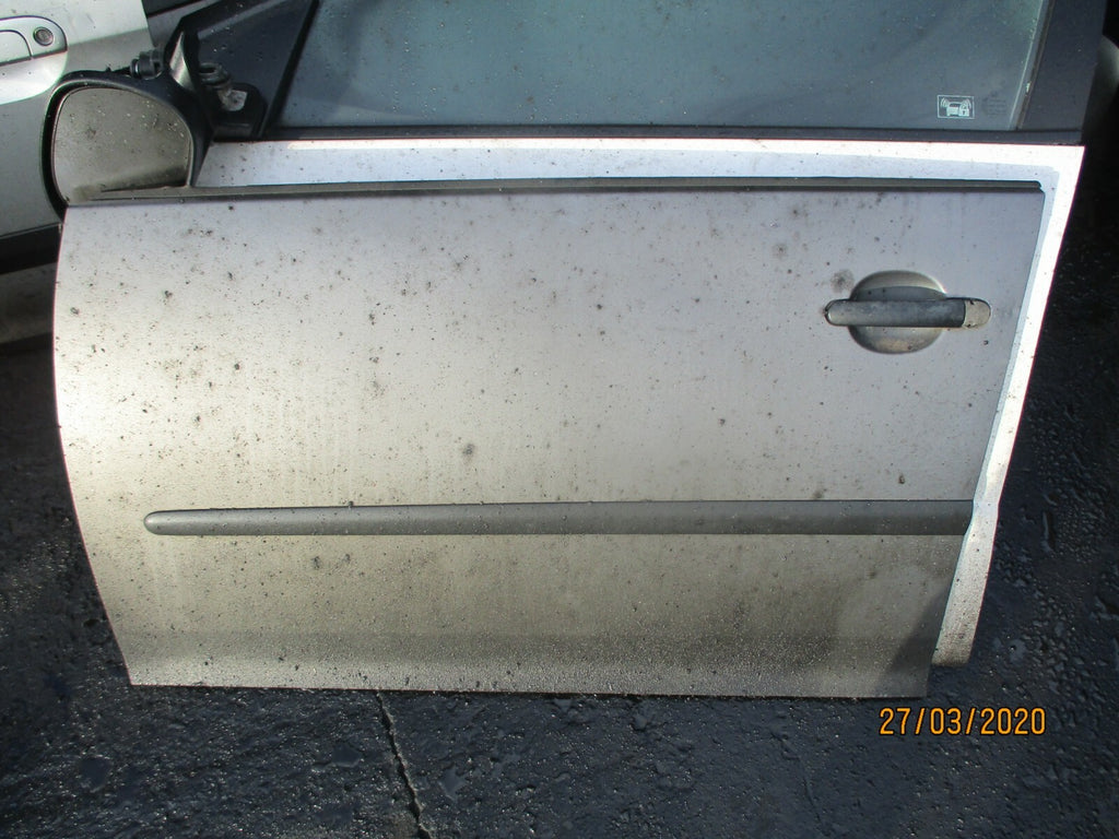 VW VOLKSWAGEN GOLF MK5 2005 PASSENGER SIDE FRONT DOOR PANEL GREY