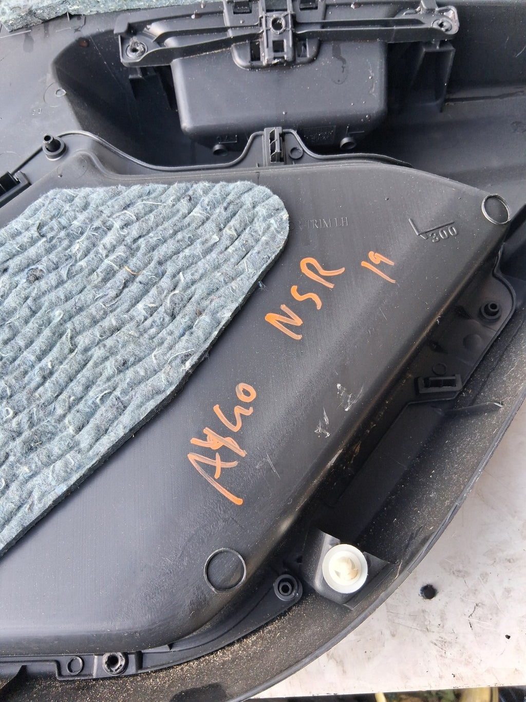 2019 TOYOTA AYGO MK2 NSF LEFT PASSENGER FRONT DOOR CARD TRIM AND HANDLE