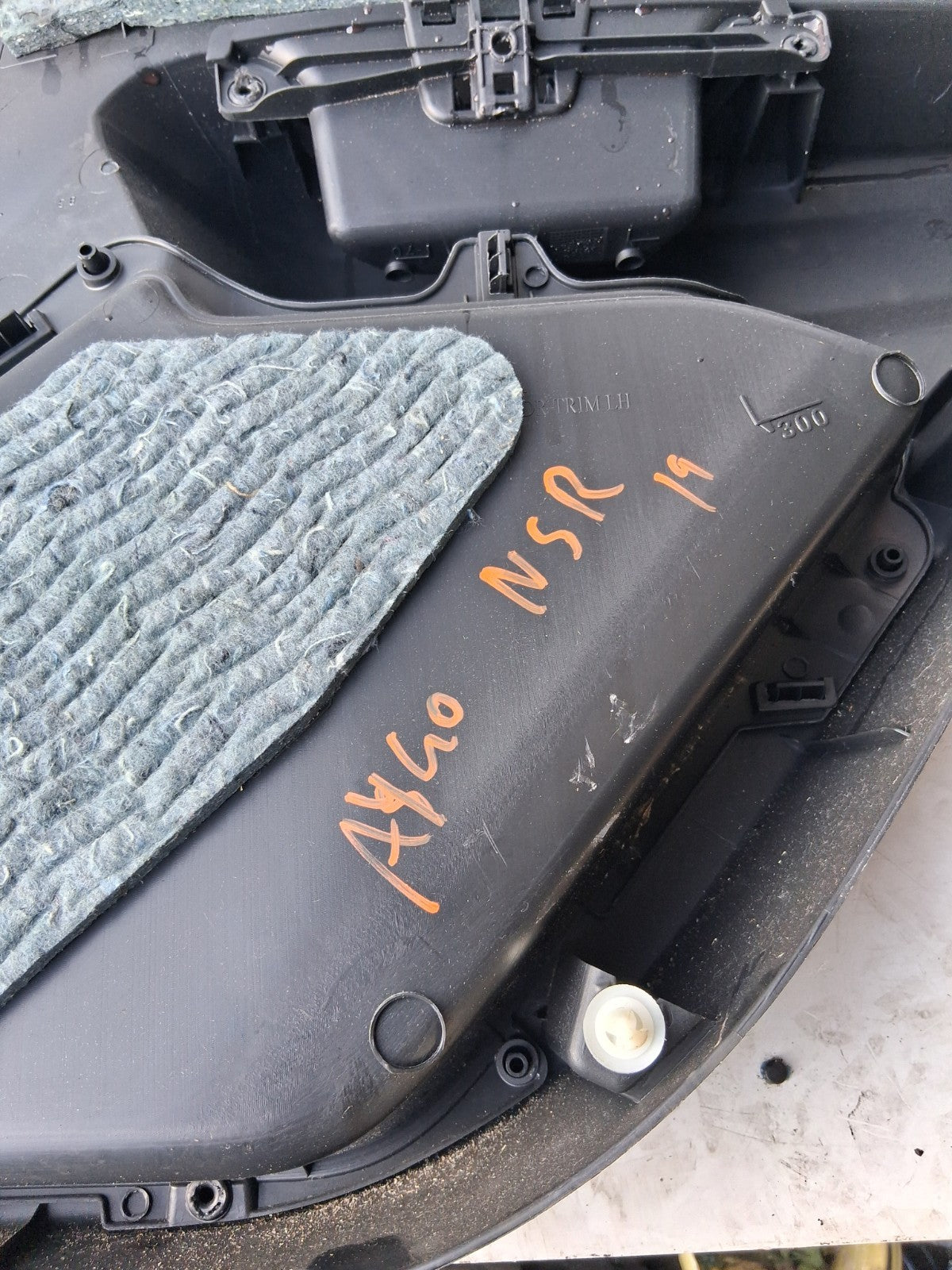 2019 TOYOTA AYGO MK2 NSF LEFT PASSENGER FRONT DOOR CARD TRIM AND HANDLE