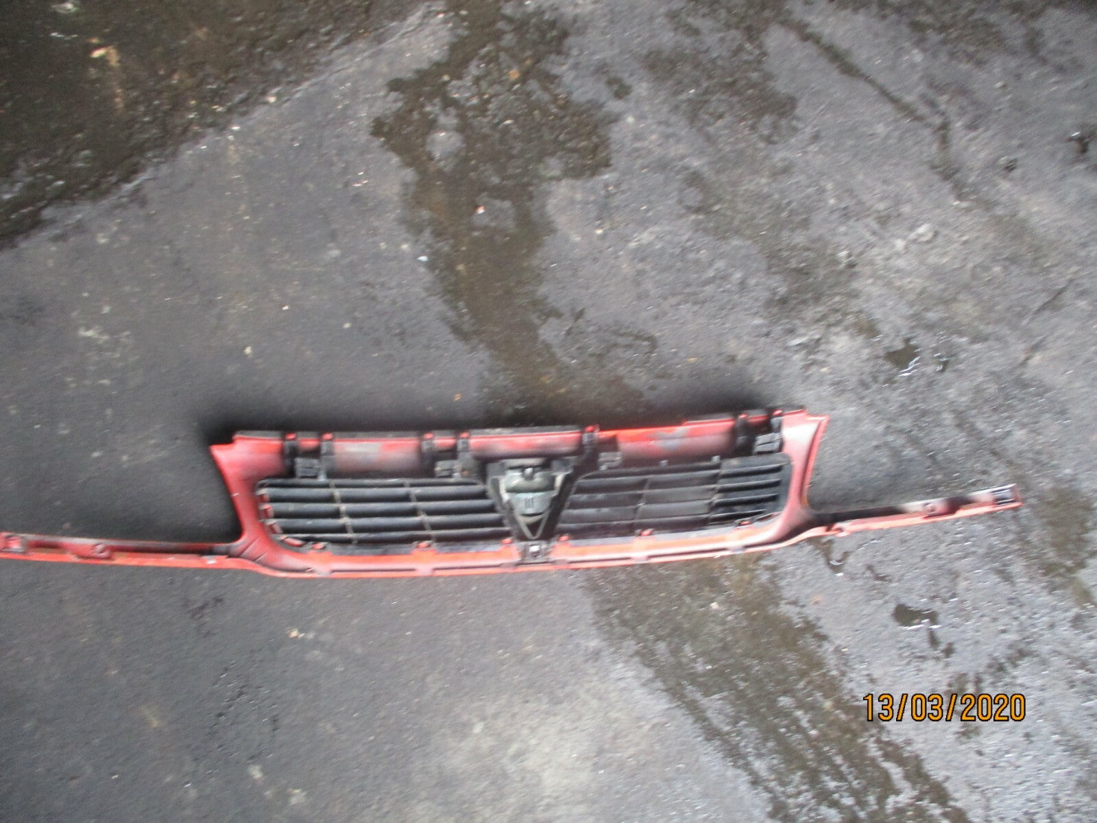 VAUXHALL ASTRA F 1997 FRONT GRILL GRILLE BADGE EMBLEM RED 90452421