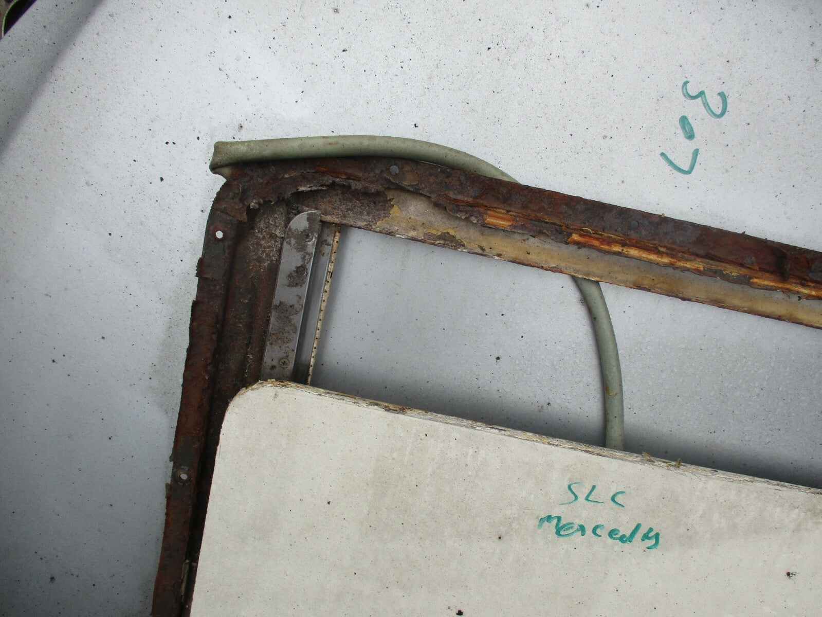 MERCEDES SLC CLASS C107 SUN ROOF CREAM