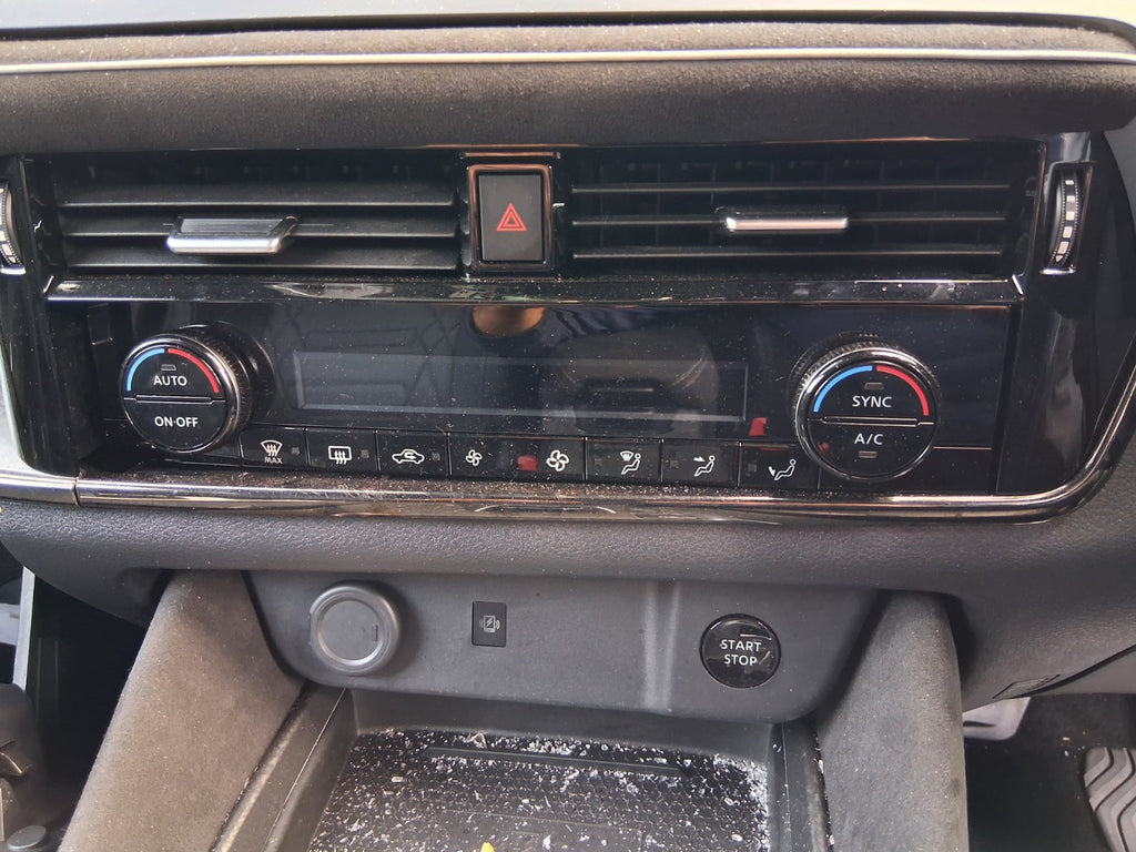 2024 NISSAN QASHQAI J12 MK3 FRONT CENTRE DASHBOARD AIR VENTS & HAZARD SWITCH