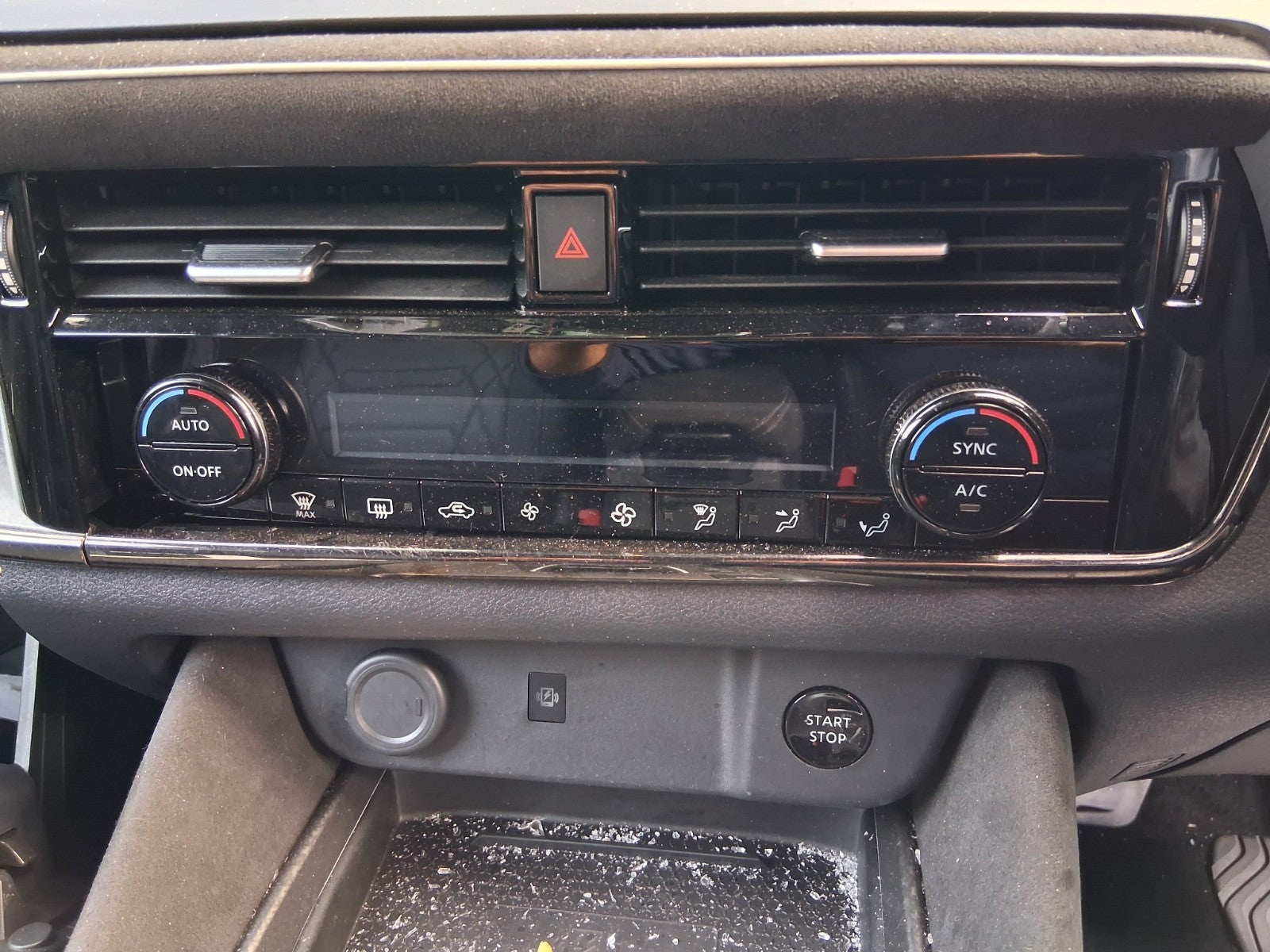 2024 NISSAN QASHQAI J12 MK3 FRONT CENTRE DASHBOARD AIR VENTS & HAZARD SWITCH