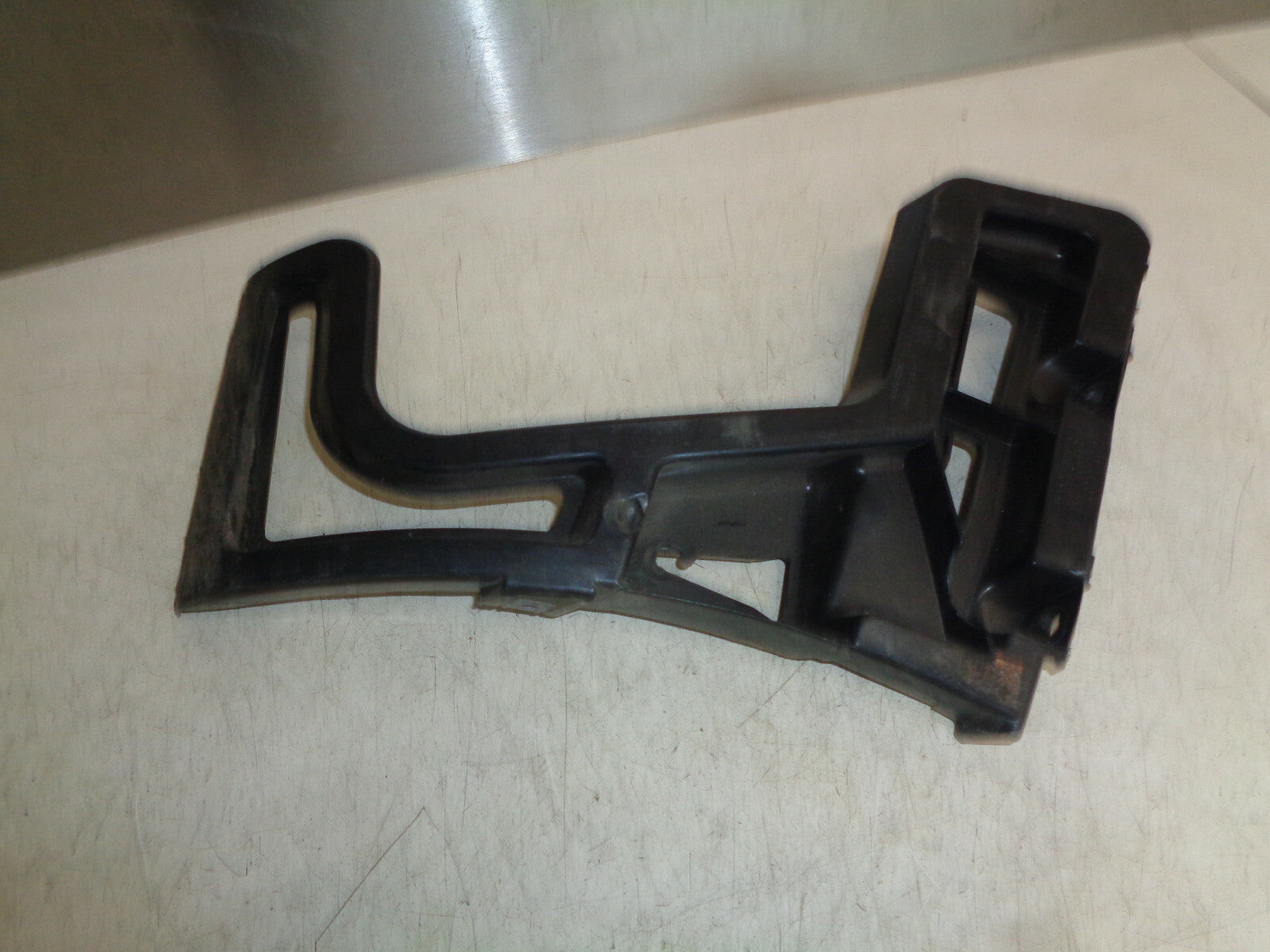 PEUGEOT 5008 MK1 REAR DRIVER SIDE BUMPER MOUNT BRACKET 9686247680