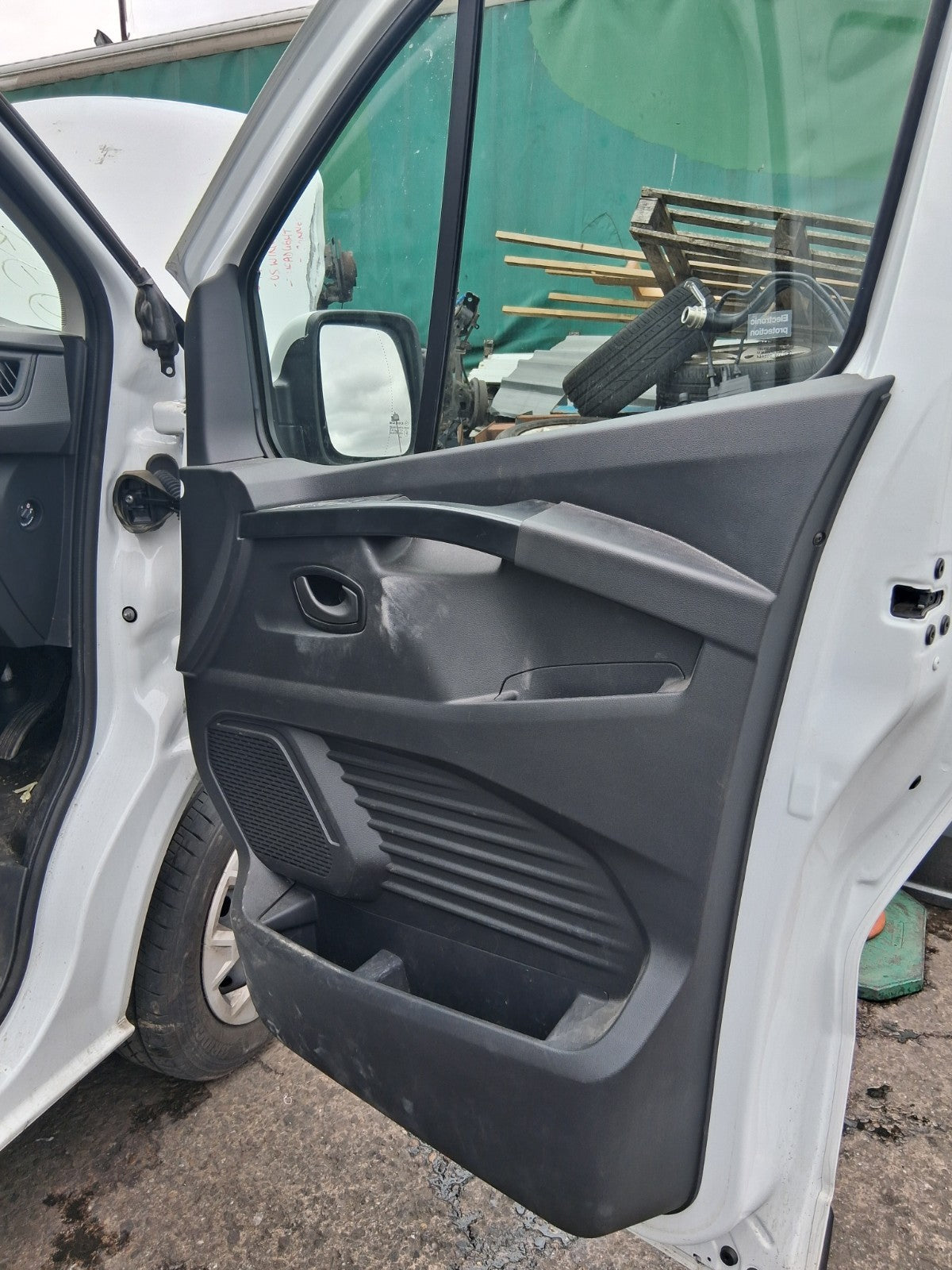 2024 RENAULT TRAFIC X82 MK3 OS DRIVER SIDE FRONT DOOR CARD PANEL