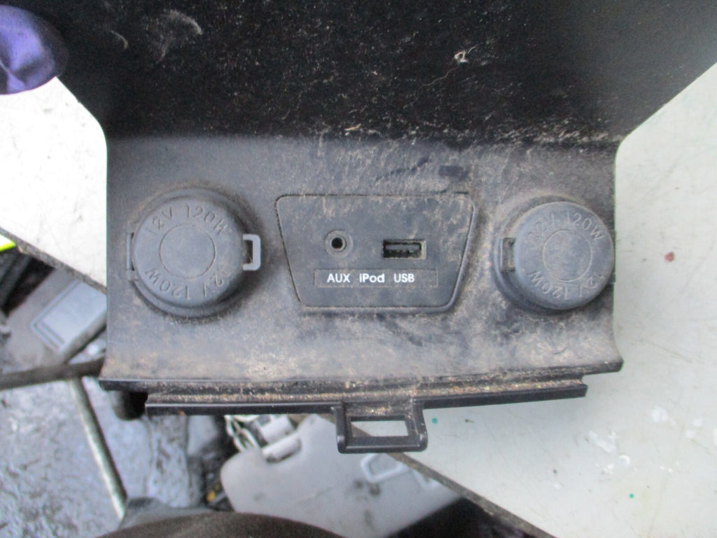 HYUNDAI IX35 2015 1.7 USB 12V PORT & HEATED SWITCH 933102Y800TAN