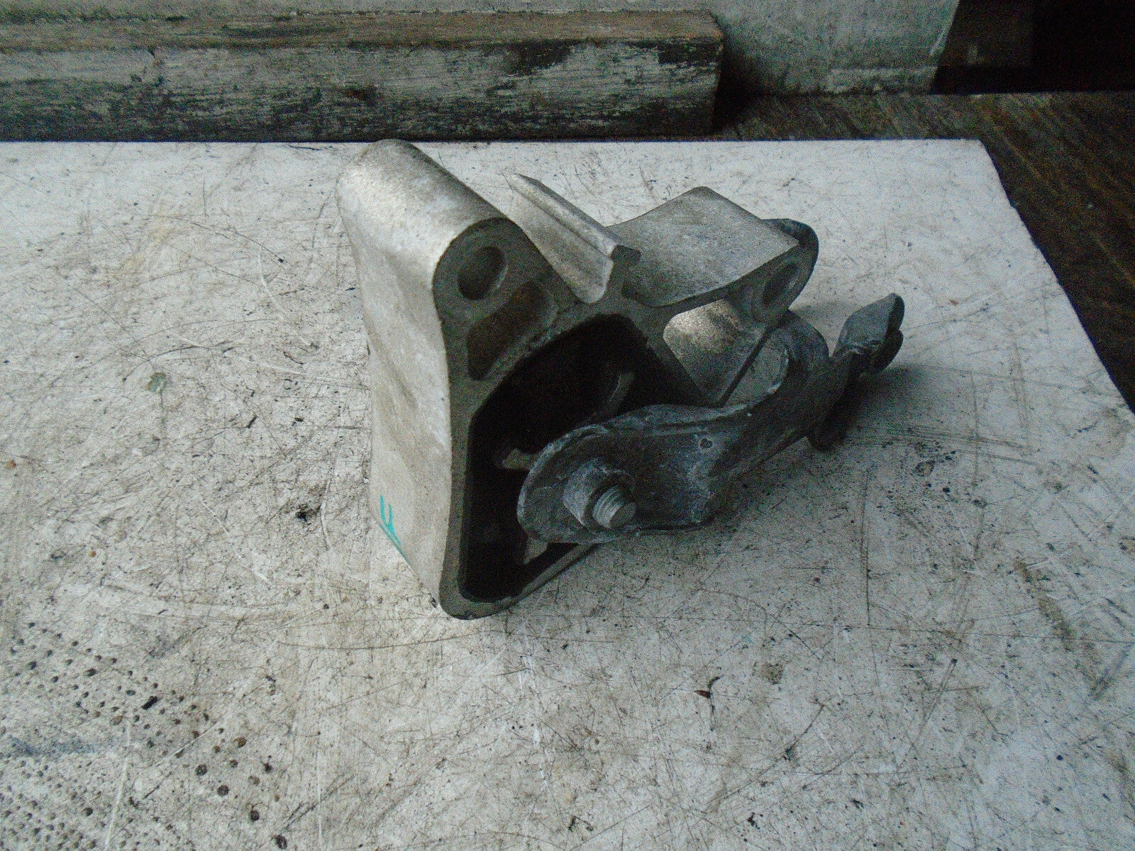 2018 MERCEDES GLA X156 ENGINE MOUNT BRACKET RIGHT SIDE