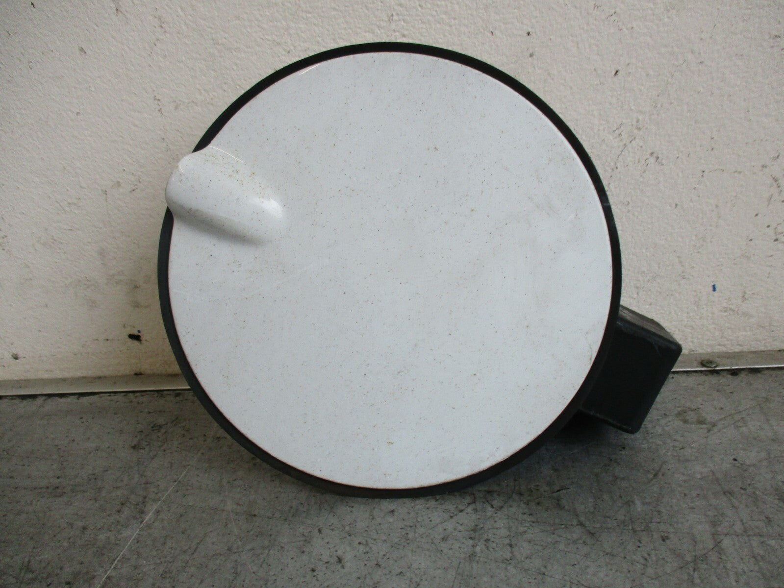 VAUXHALL CORSA D FUEL FILLER FLAP CAP IN WHITE DIESEL 13183306 GENUINE (4587