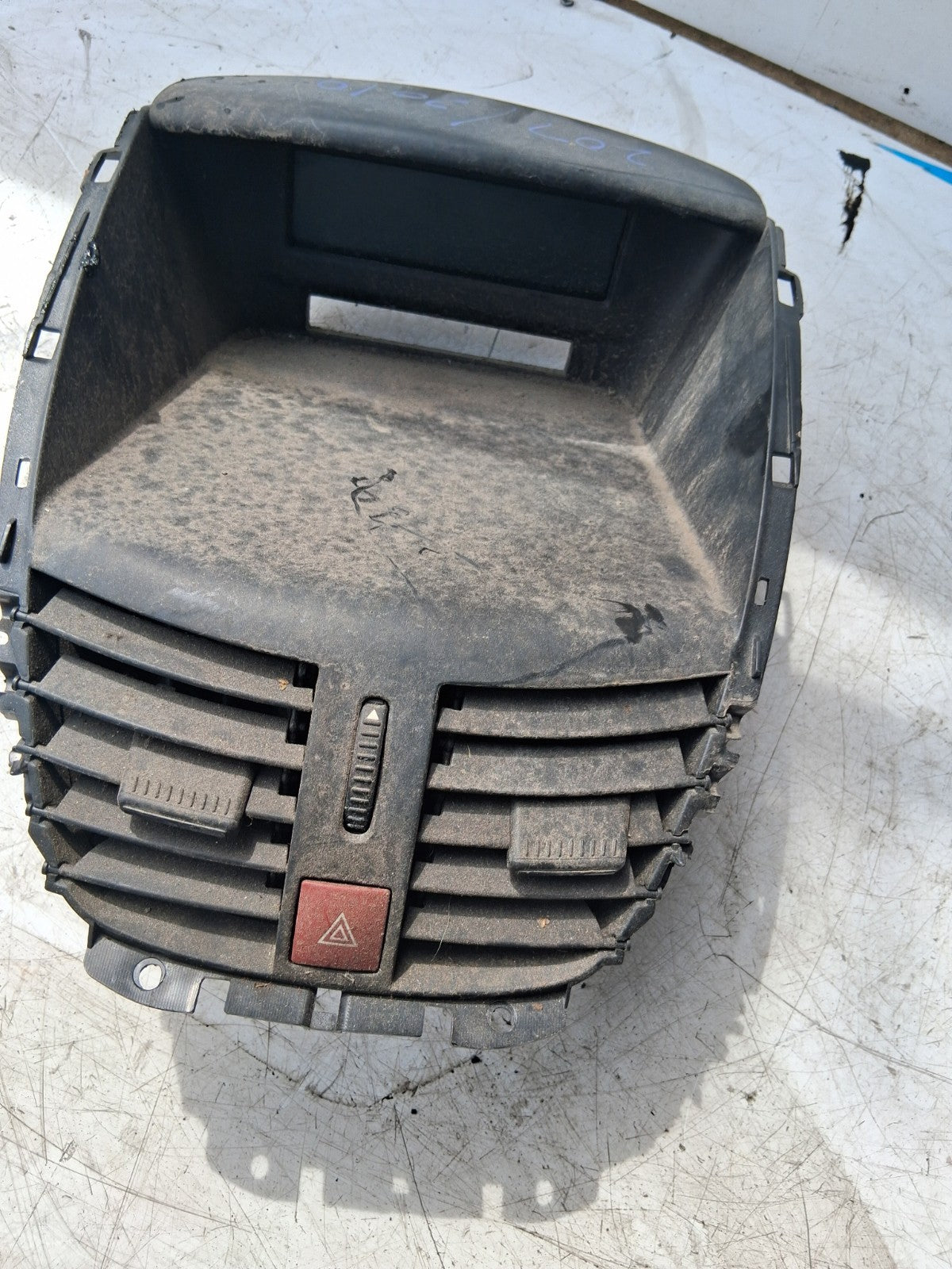 2010 PEUGEOT 207 FRONT DASH BOTH AIR VENTS WITH HAZARD SWITCH 96724726ZD