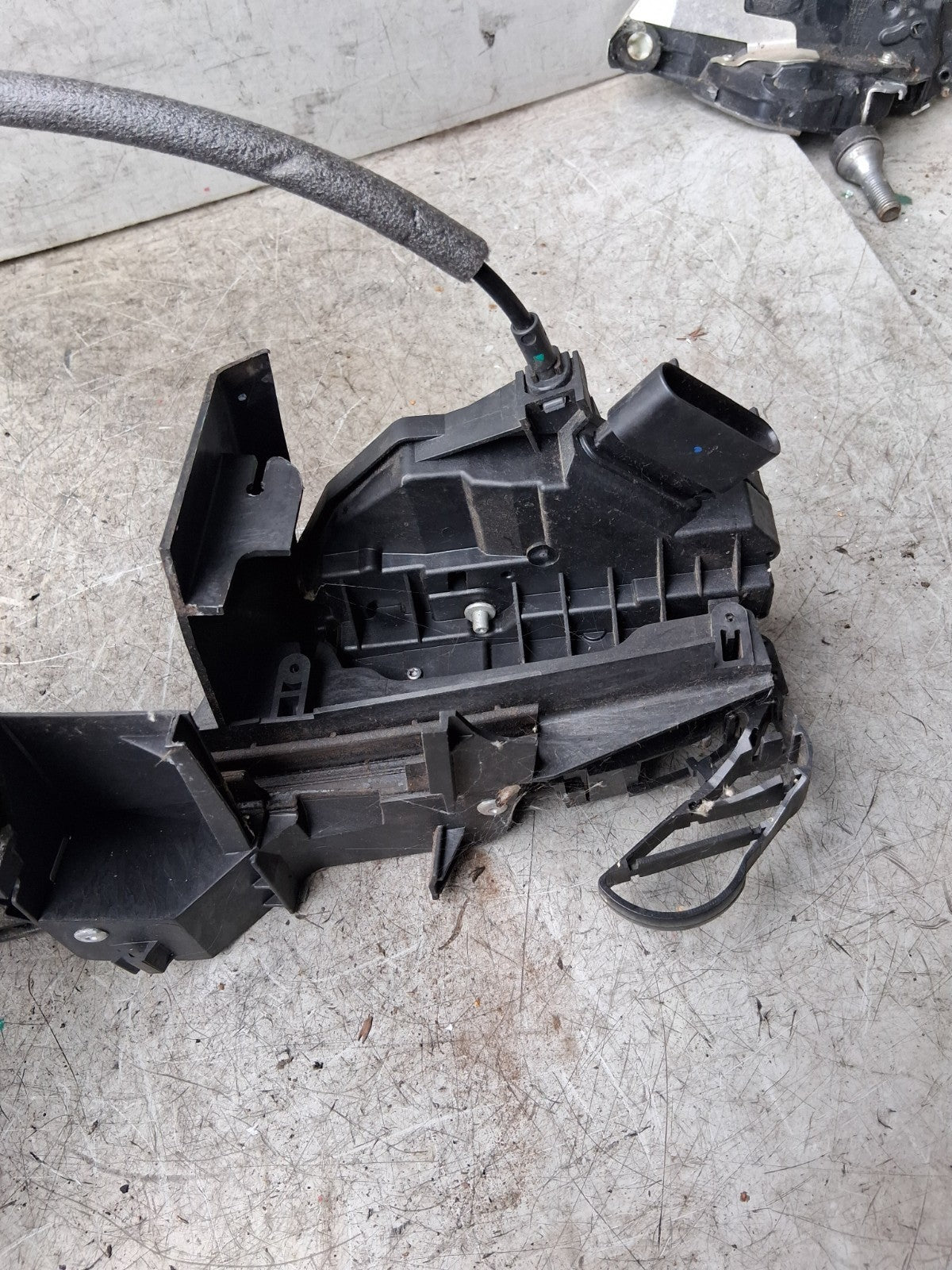 2011 FORD FOCUS DOOR LOCK CATCH MECHANISM 921758-102