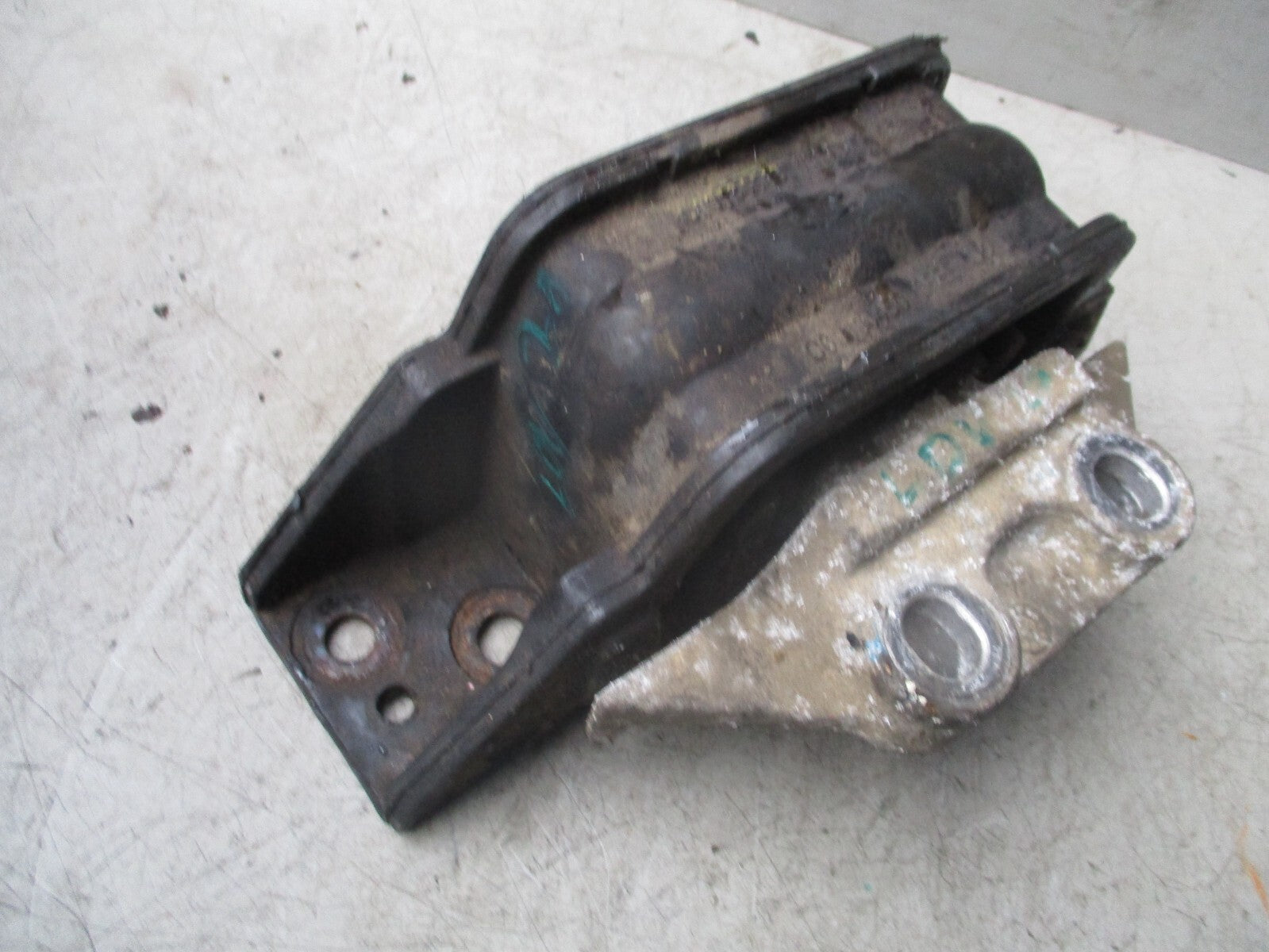 2020 LDV SAIC V80 2.5 DIESEL ENGINE MOUNT