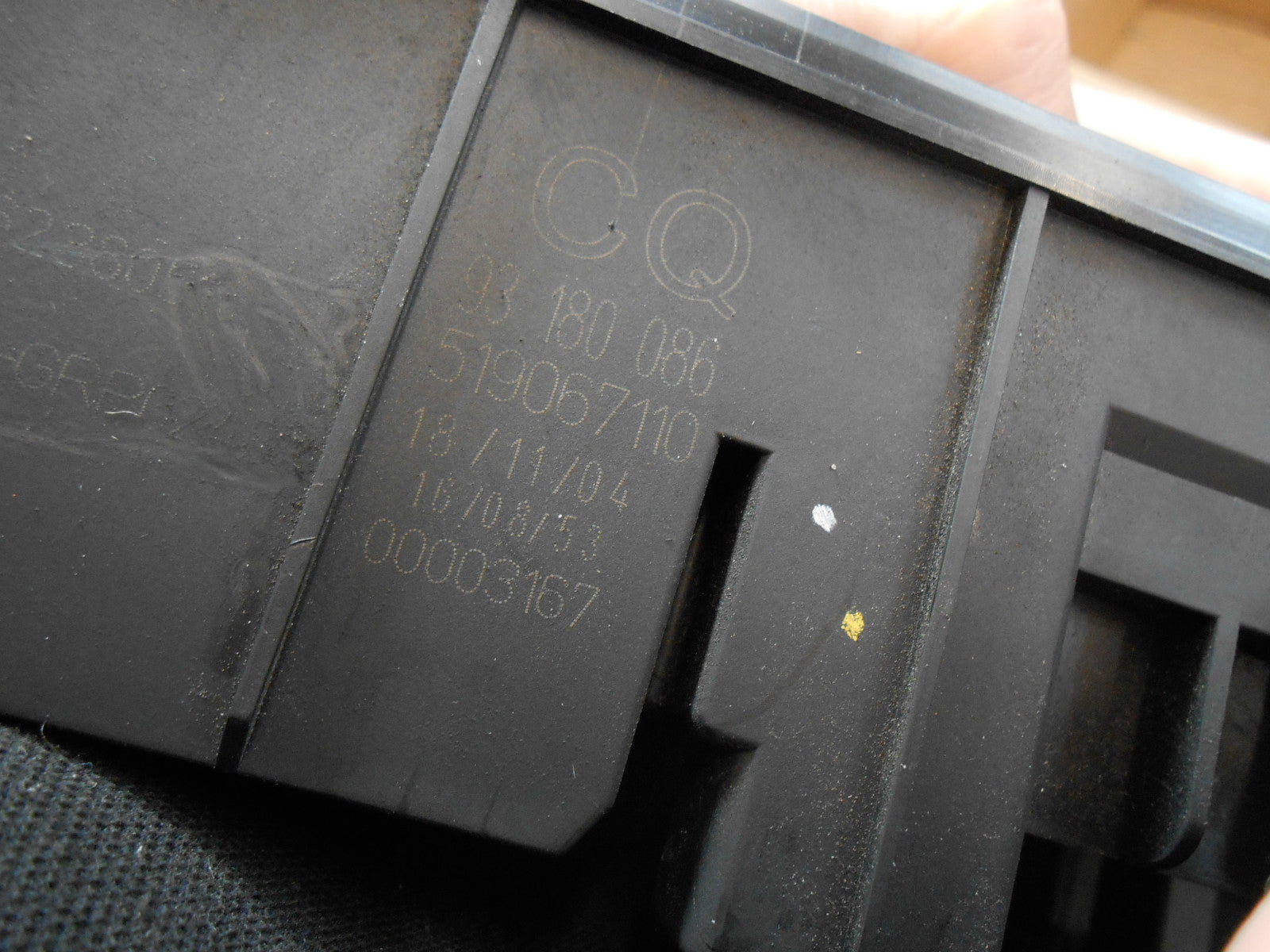 VAUXHALL VECTRA C 2003 2.0 DTI FRONT RELAY FUSE CONNECTOR BOX UNIT CQ 93180086