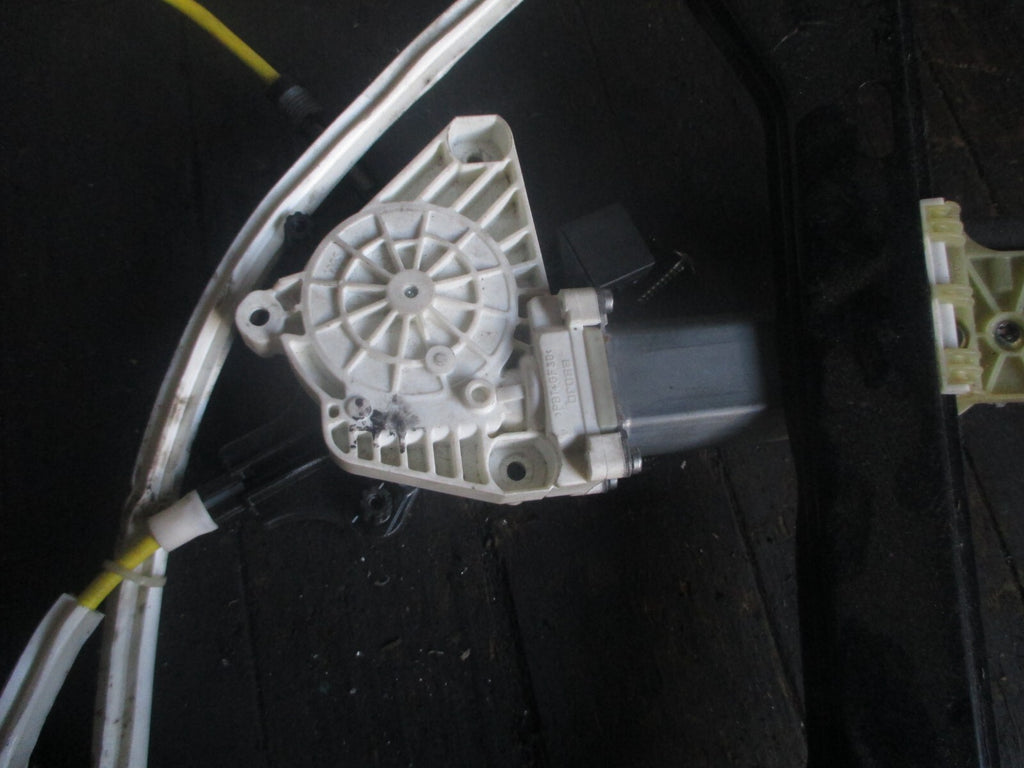 MERCEDES CLA W117 NSF PASSENGER SIDE FRONT WINDOW REGULATOR & MOTOR A61041113