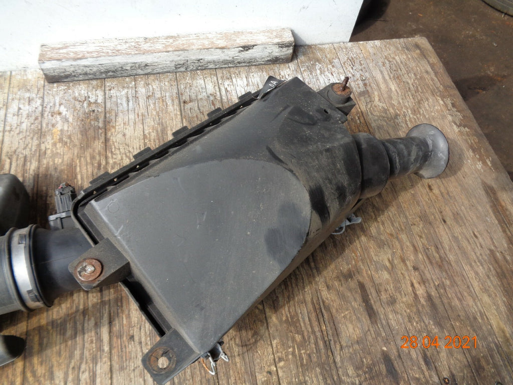FORD LINCOLN TOWN CAR 2006 AIR INTAKE FILTER BOX PLASTIC TUBE PIPE MAF ASSEMBLY