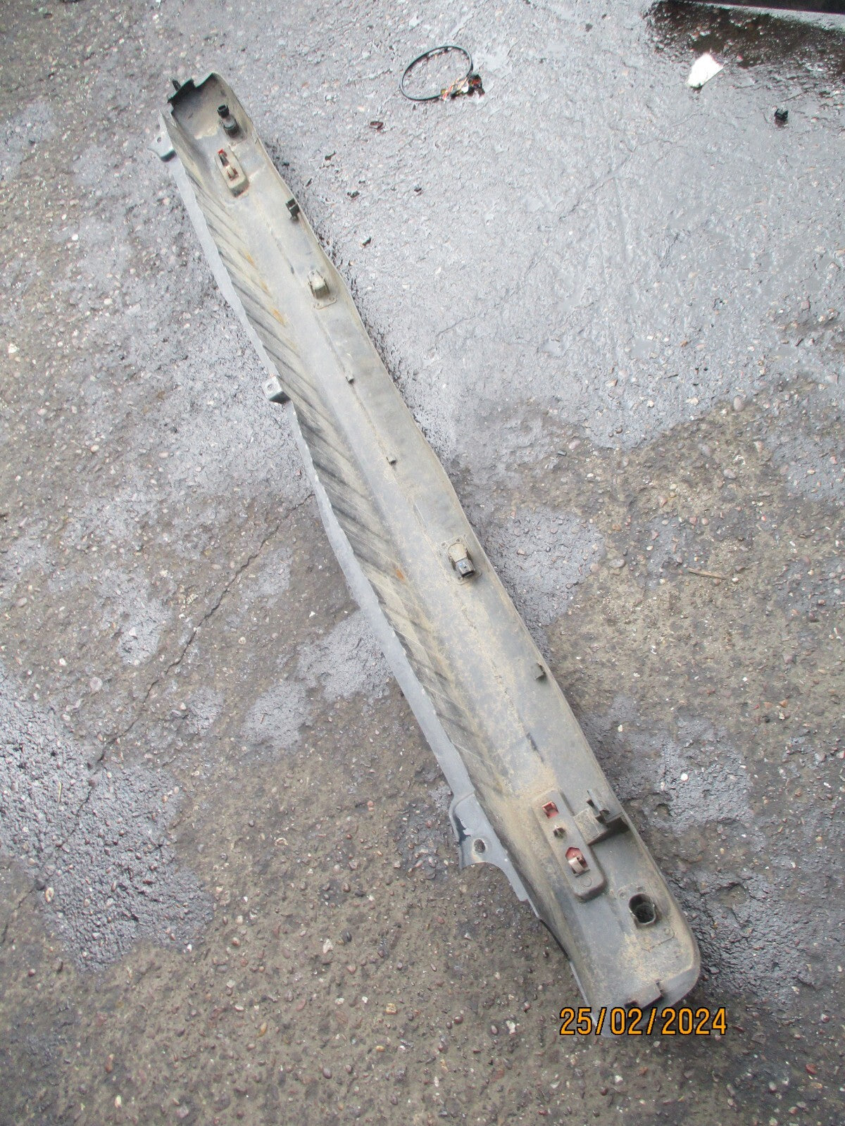 VAUXHALL VIVARO X82 MK2 2017 REAR MIDDLE BUMPER & REFLECTOR WITH SENSORS