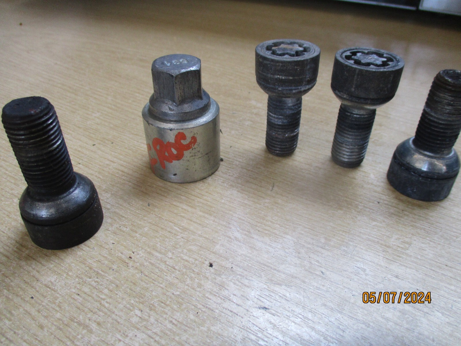 VW VOLKSWAGEN T ROC 2021 WHEEL LOCKING NUTS & KEY