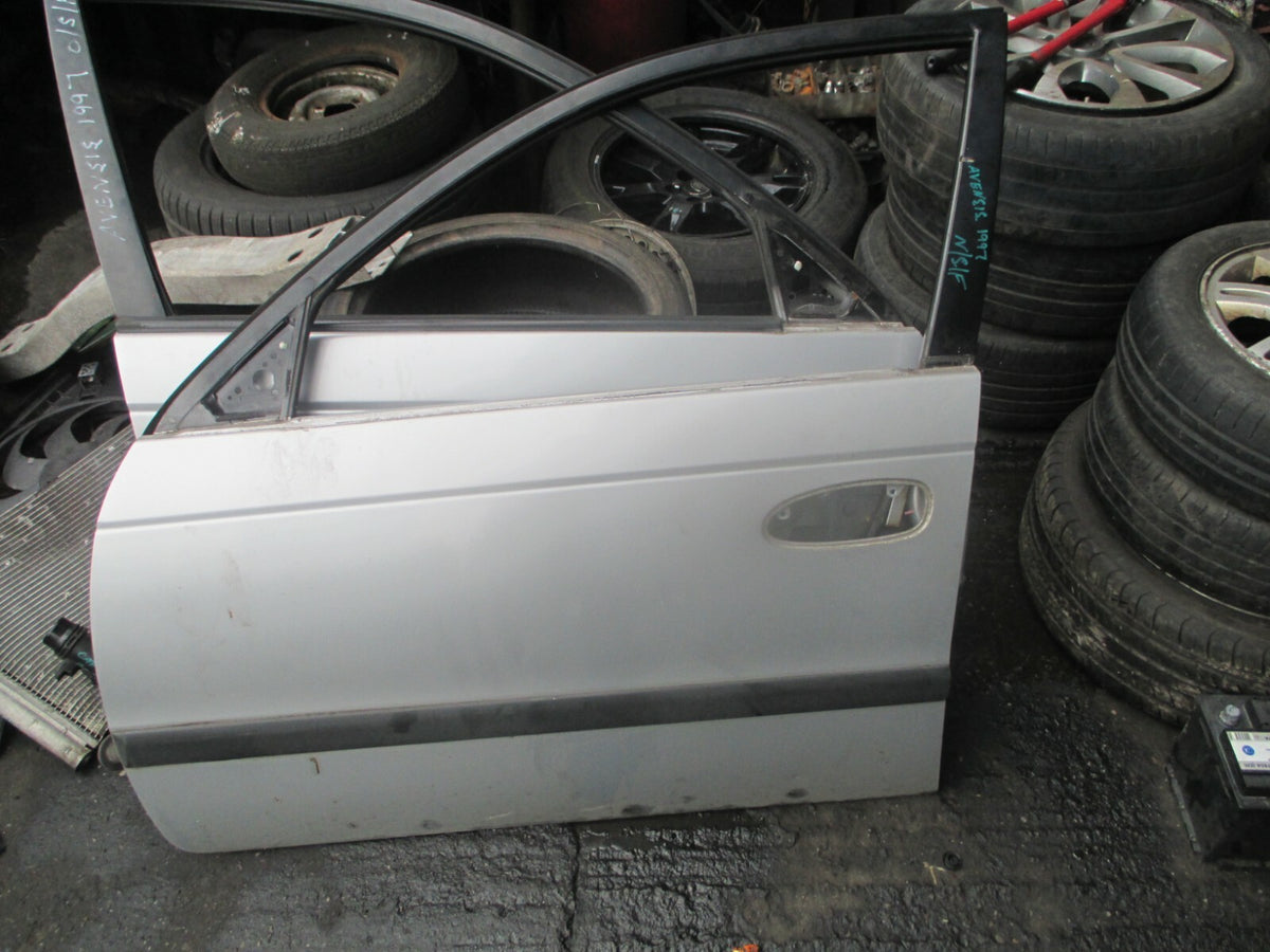 TOYOTA AVENSIS 1997 MK1 T220 NSF FRONT PASSENGER SIDE COMPLETE DOOR SILVER