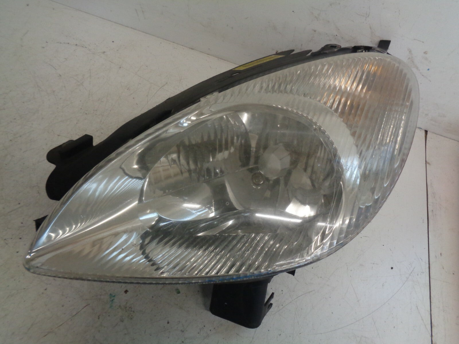 CITROEN XSARA PICASSO 2004 NS PASSENGER SIDE HEADLIGHT HEADLAMP 9631500180