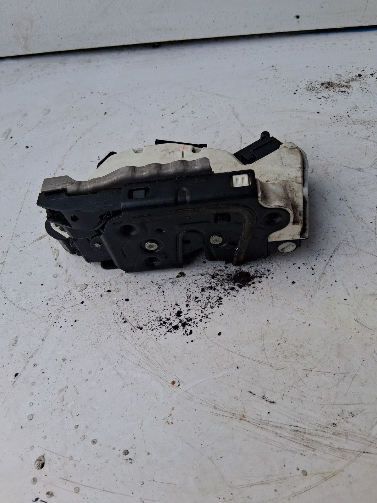 2016 VOLKSWAGEN GOLF DOOR LOCK MECHANISM PASSENGER NEAR LEFT SIDE 5K2837015D
