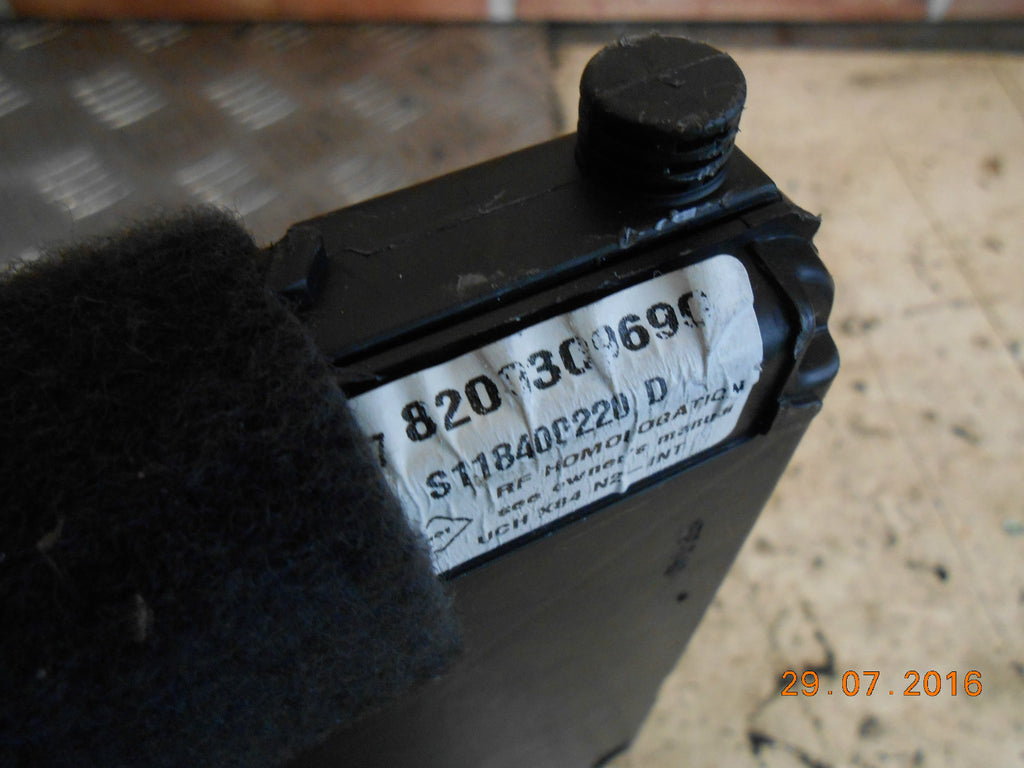 RENAULT MEGANE SCENIC MK2 2006 1.6 16V BSI FUSE BOX MODULE 8200309690