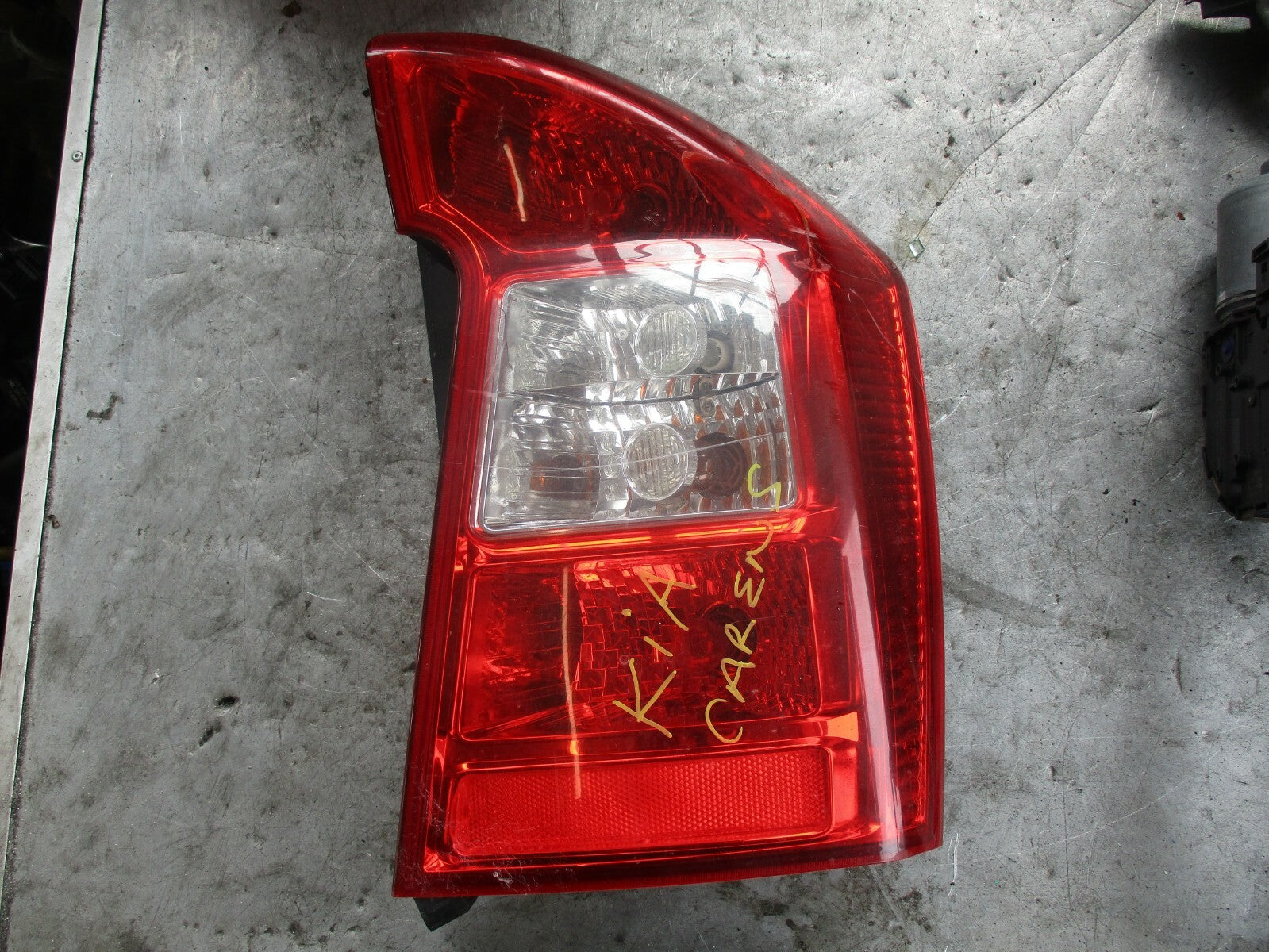 KIA CARENS UN (MK2) OSR OFF DRIVER SIDE REAR LIGHT LAMP RIGHT BULB (DAMAGED)
