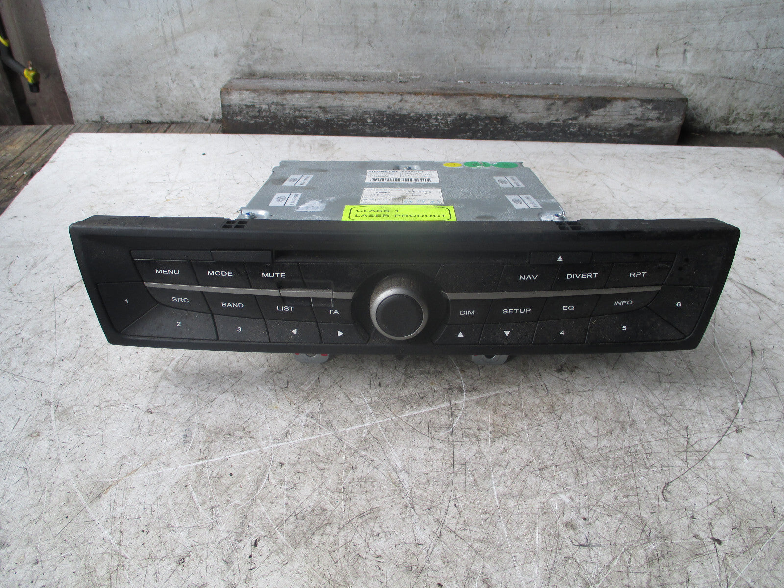 MG 6 2011 RADIO SATNAV CD PLAYER NAVIGATION HEAD UNIT 30017462 SPARE OR REPAIR