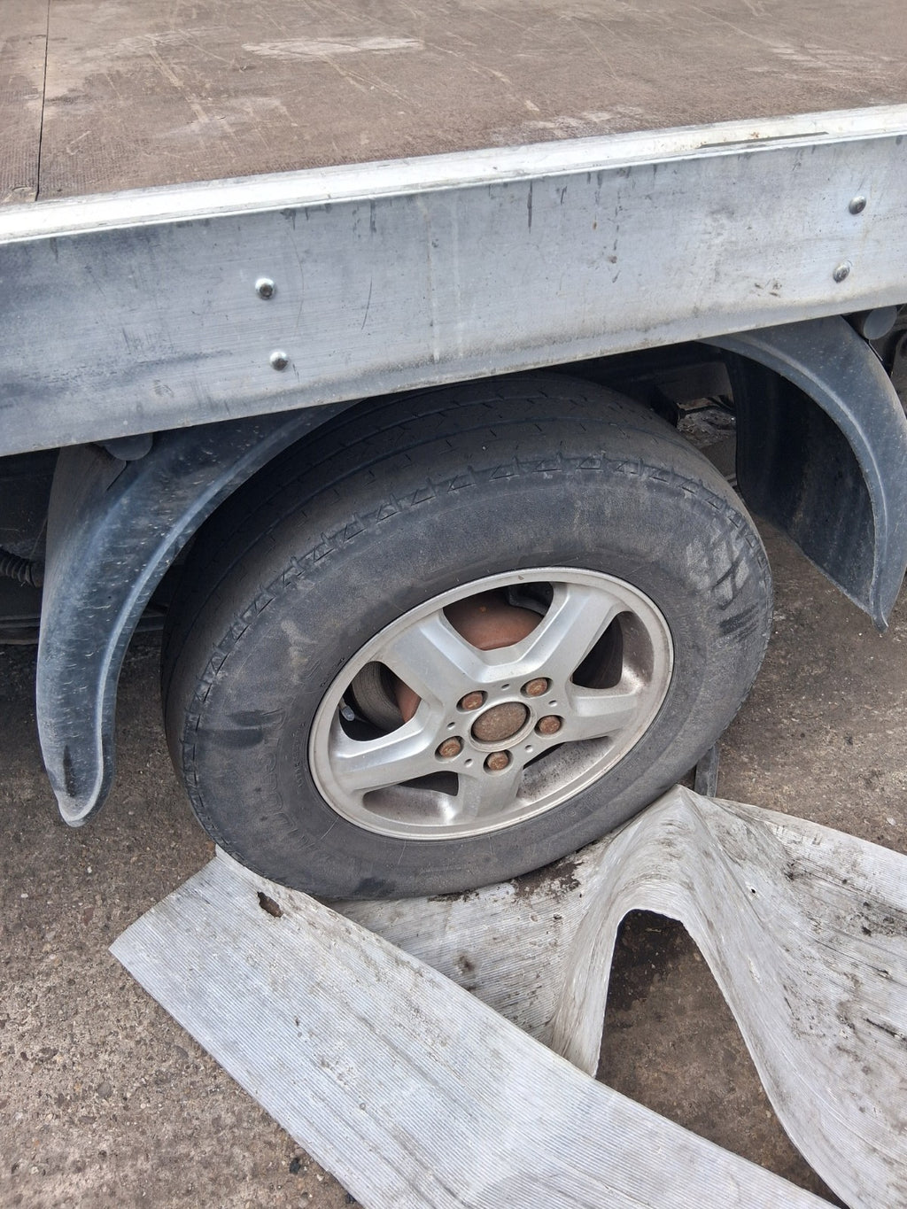 2020 SAIC LDV V80 16 INCH ALLOY WHEEL WITH TYRE 215/75R16