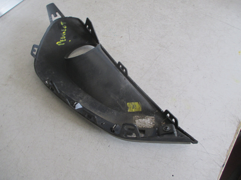 PEUGEOT 208 2017 MK1 OSF DRIVER SIDE FRONT FOG LIGHT GRILL 9810738177