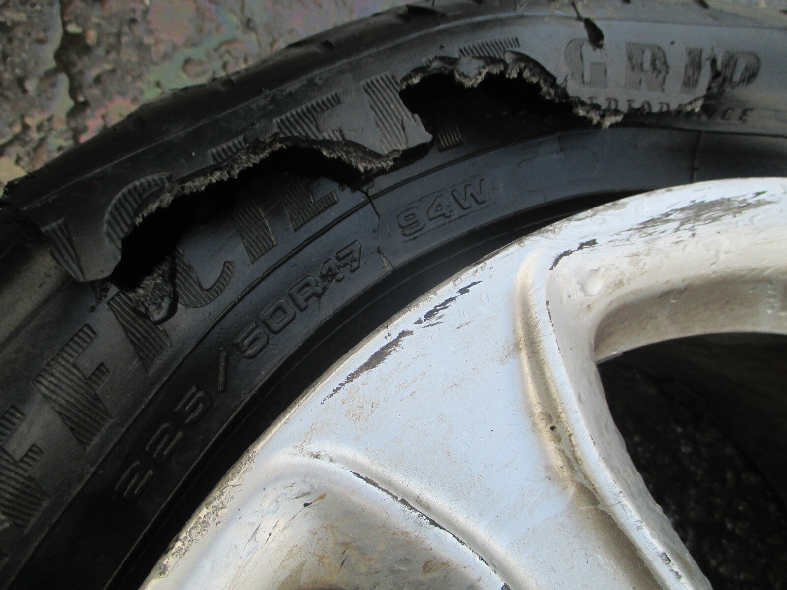 AUDI A4 B8 2014 17 INCH 5 SPOKE ALLOY WHEEL 225/50R17 TYRE DAMAGED