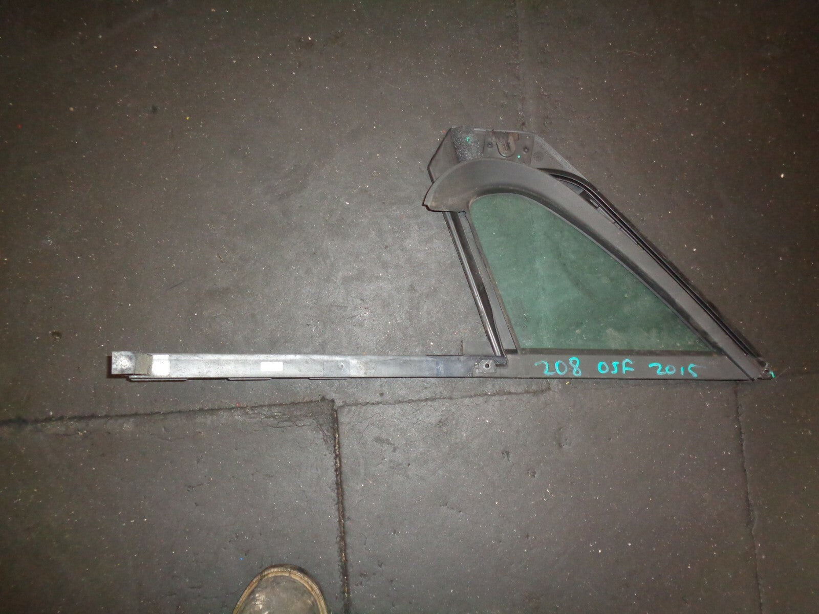 PEUGEOT 208 2016 3 DOOR HATCHBACK OSF DRIVER SIDE FRONT QUARTER GLASS WINDOW