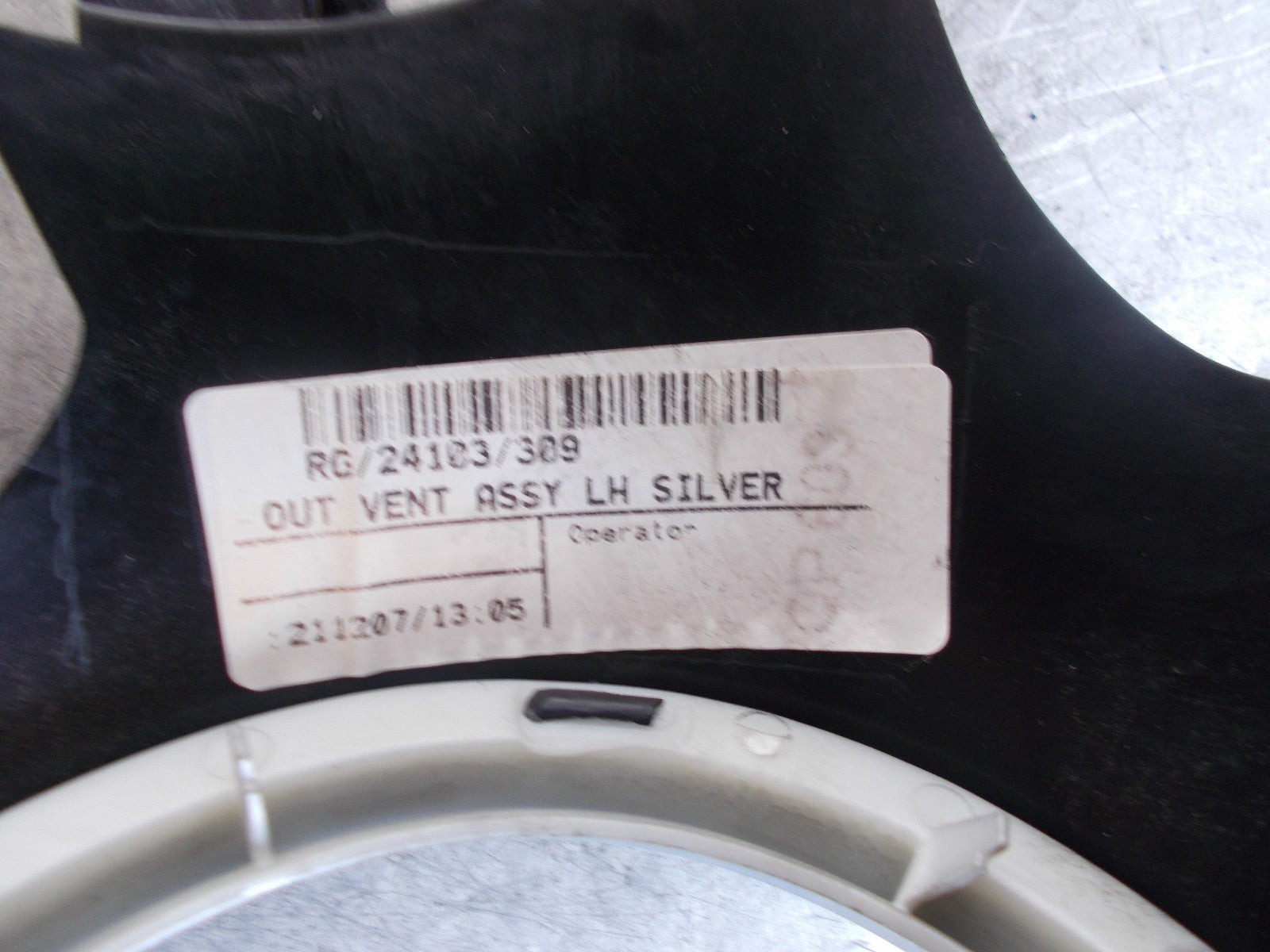 MINI COOPER ONE 2007 NSF/ PASSENGER FRONT SIDE AIR PANEL TRIM SILVER 24105309