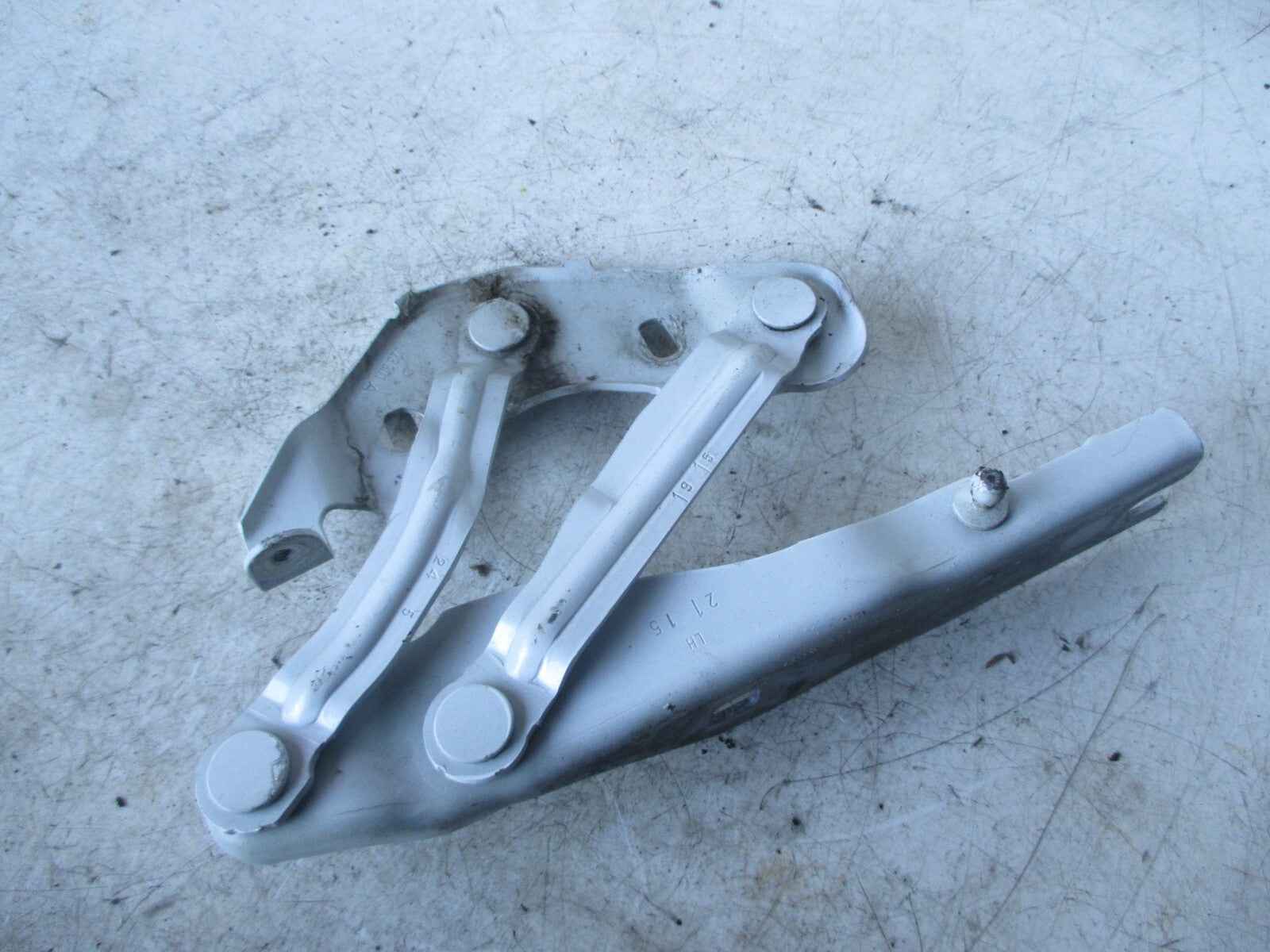 AUDI A1 8X 2015 NSF PASSENGER SIDE FRONT BONNET HOOD HINGE 8X0823301A